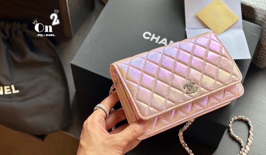 CHANEL WOC RAINBOW / Chanel Wallet On Chain In Gradient Metallic Rainbow กระเป๋าสะพายโทนสีรุ้งไล่สี ทรงสวย ลูกคุณหนู ไฮโซสะพายเเล้วดูเเพงใช้ได้ทุกชุด มาพร้อมสีโทนใหม่ที่ เข้ากับเสื้อผ้าได้สวยโดดเด่นงานเป๊ะทุกจุด