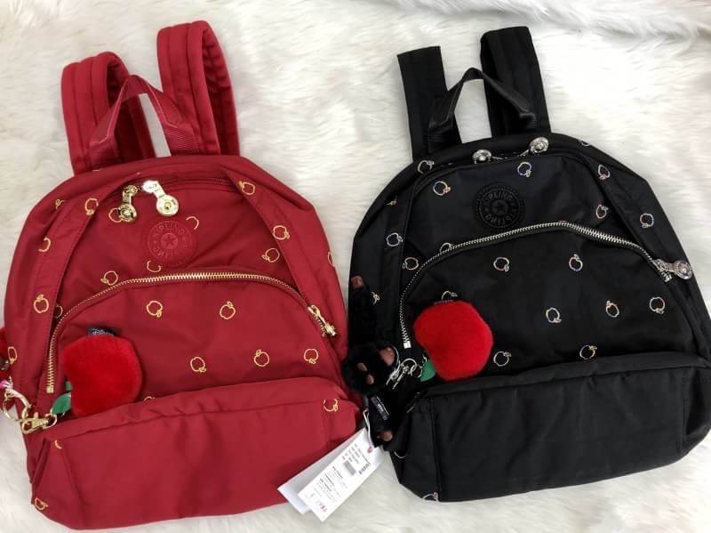Kipling Disney’s Snow White Paola Satin S (Factory oem HK) กระเป๋าเป้รุ่นใหม่ วัสดุ nylon คุณภาพดี ช่องซิปด้านหน้า มี กระเป๋าลาย apple ปักรูปสโนว์ไวท์อถือแอปเปิ้ลสวย ช่องซิปหน้ากว้าง ใส่สัมภาระได้จุ เปิดปิดกระเป๋าช่องหลัก แบบซิปคู่ อะไหล่อย่างดี ภายในโล่ง