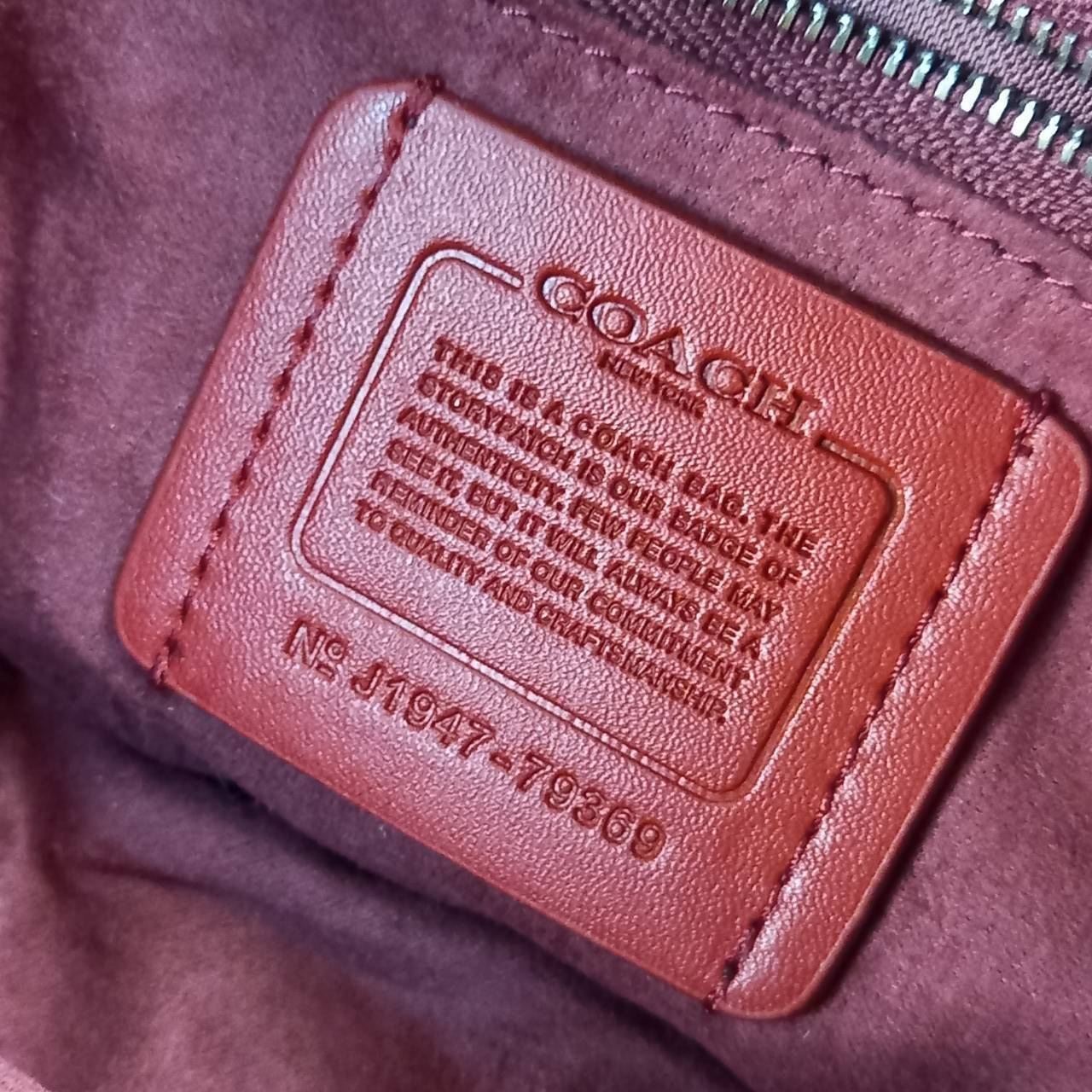 COACH Camera Bag 26, rainbow-red pattern COACH Camera Bag 16 With Horse And Carriage Print and Heart OXBLOOD (F79369 F88264) 🍁น่าใช้มากมาย รุ่นนี้มาพร้อมสายสปอร์ตใหญ่ ถอดเก็บได้ ปรับระดับได้ หนาแน่น ทนทาน จุของได้เยอะพอสมควร //วัสดุแคนวาส