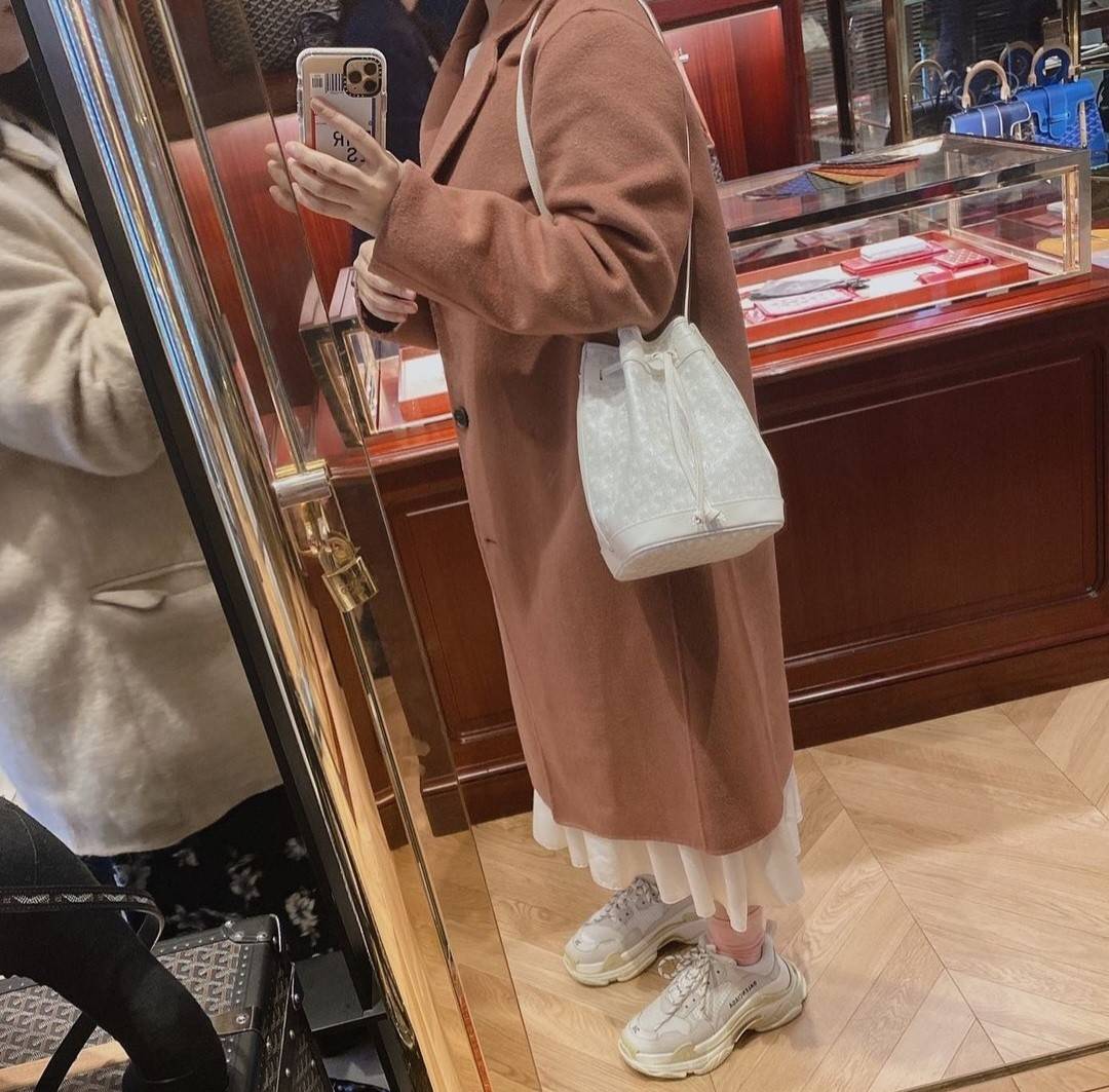 GOYARD PETITE FLOT BUCKET BAG กระเป๋าสะพายทรงบัคเก็ต ที่ดีไซน์สะดวกต่อชีวิตมาก รูปทรงคลาสสิค ดีไซน์เป็นเอกลักษณ์ สดใสทุกสี ดูผู้ดีในตัว วัสดุหนังแคนวาสพิมพ์ลายสวยคม ปากกระเป๋ารูดเปิด-ปิดได้ตามชอบ ภายในเป็นช่องโล่ง ใส่กระเป๋าสตางค์ มือถือ ได้ครบถ้วน มาพร้อ