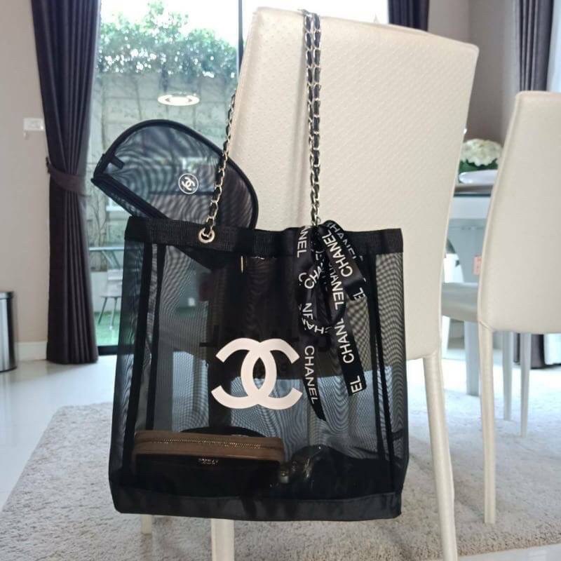 SETคู่สุดคุ้มมม ซื้อ1ได้ถึง2 !!! Chanel Shopping Ribbin bag With Chain With + Cosmetic Pouch กระเป๋าสะพายใบใหญ่ทรง Shopping พร้อมกระเป๋าใส่เครื่องสำอางค์ ใบเล็ก จากงานพรีเมี่ยมกิ้ฟของแท้นำเข้าจาก Chanel Perfume Counter ใบใหญ่วัสดุ Nylon โปร่ง **อะไหล่เงิน