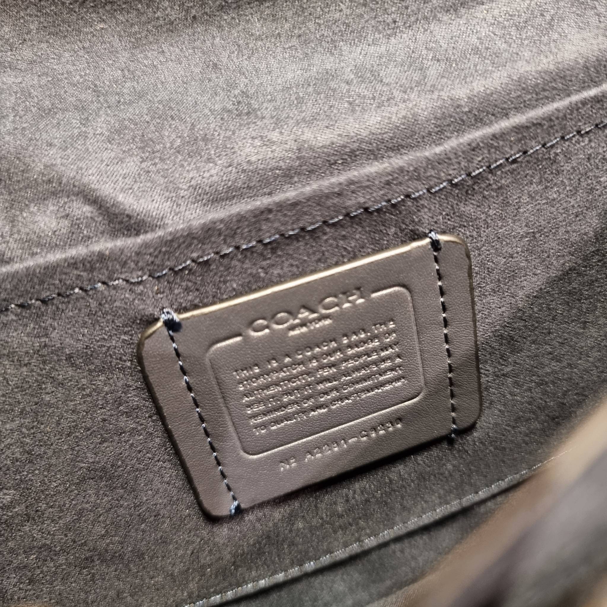 COACH C9230 KLARE CROSSBODY IN SIGNATURE CANVAS WITH FLORAL EMBROIDERY น้องใหม่คอลล่าสุด กับกระเป๋าสะพายข้าง โทนสีละมุนลูกคุณหนู ดีไซน์ปักดอกไม้เพิ่มลูกเล่น ให้ดูแพง วัสดุผนังแคนวาสสลับหนังแท้ สายสะพายโซ่สลับหนัง สะพายยังไงก็ขับผิว เปิด-ปิดด้วยกระดุมแม่เห