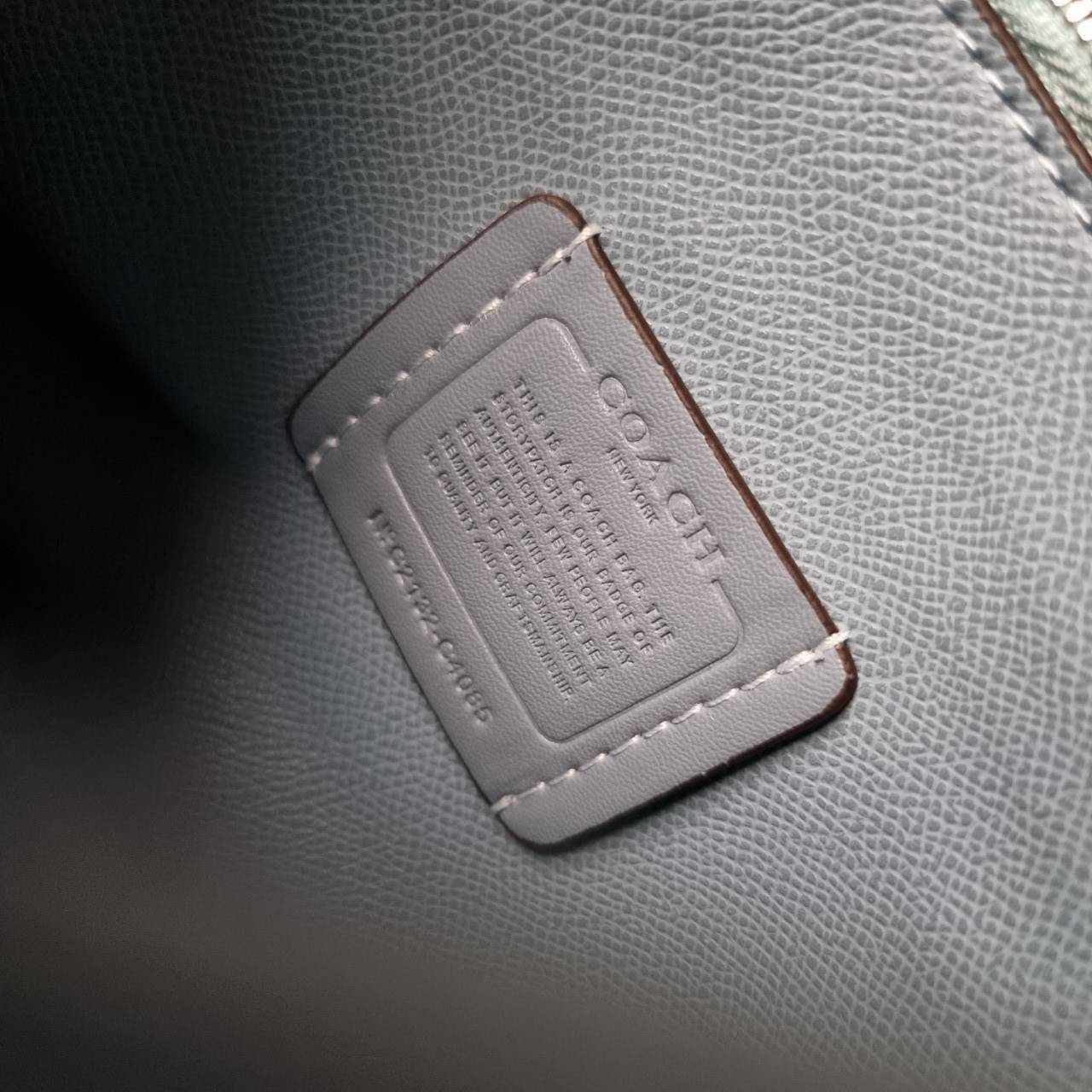 COACH C4085 MOLLIE TOTE 25 IN COLORBLOCK กระเป๋าทรงโท้ทยอดฮิต ขนาดมินิไซส์ ดีไซน์สวยคมทุกรุ่น!! ตกแต่งซิกเนเจอร์ถักทออยู่บนผ้าแคนวาส ดูโดดเด่น ภายในเป็นช่องโล่ง มีช่องซิปกลางใส่ของได้ ขนาดกำลังดีแบบใส่ของได้ครบครัน มาพร้อมสายสะพายข้าง หรือจะถือคล้องแขนเก๋