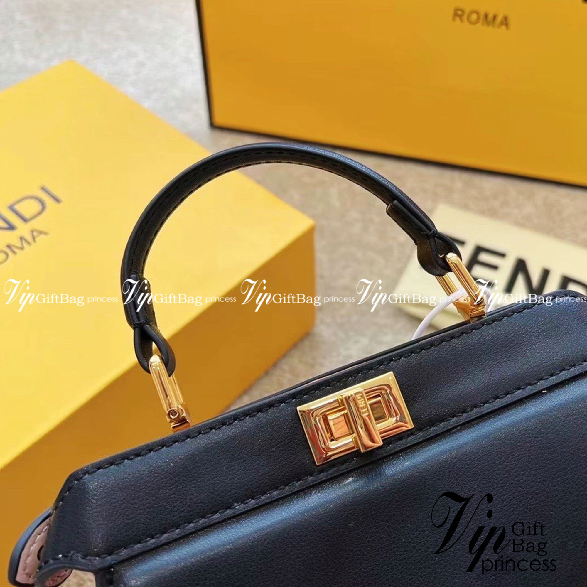FENDI peekaboo 20cm เกระเป๋าสะพายเฟนดิ คลาสสิกตามแบบฉบับแบรนด์ สวยไฮโซมากแม่ สุดฮิตรุ่น Peekaboo ขนาดกำลังดีหนังเรียบสีพื้นมาใหม่ สวยหรูดูไฮโซ มาพร้อมสายสะพายยาวถอดออกถือได้ วัสดุคุณภาพอย่างดี ขนาดกะทัดรัดและดีไซน์ที่เรียบหรู