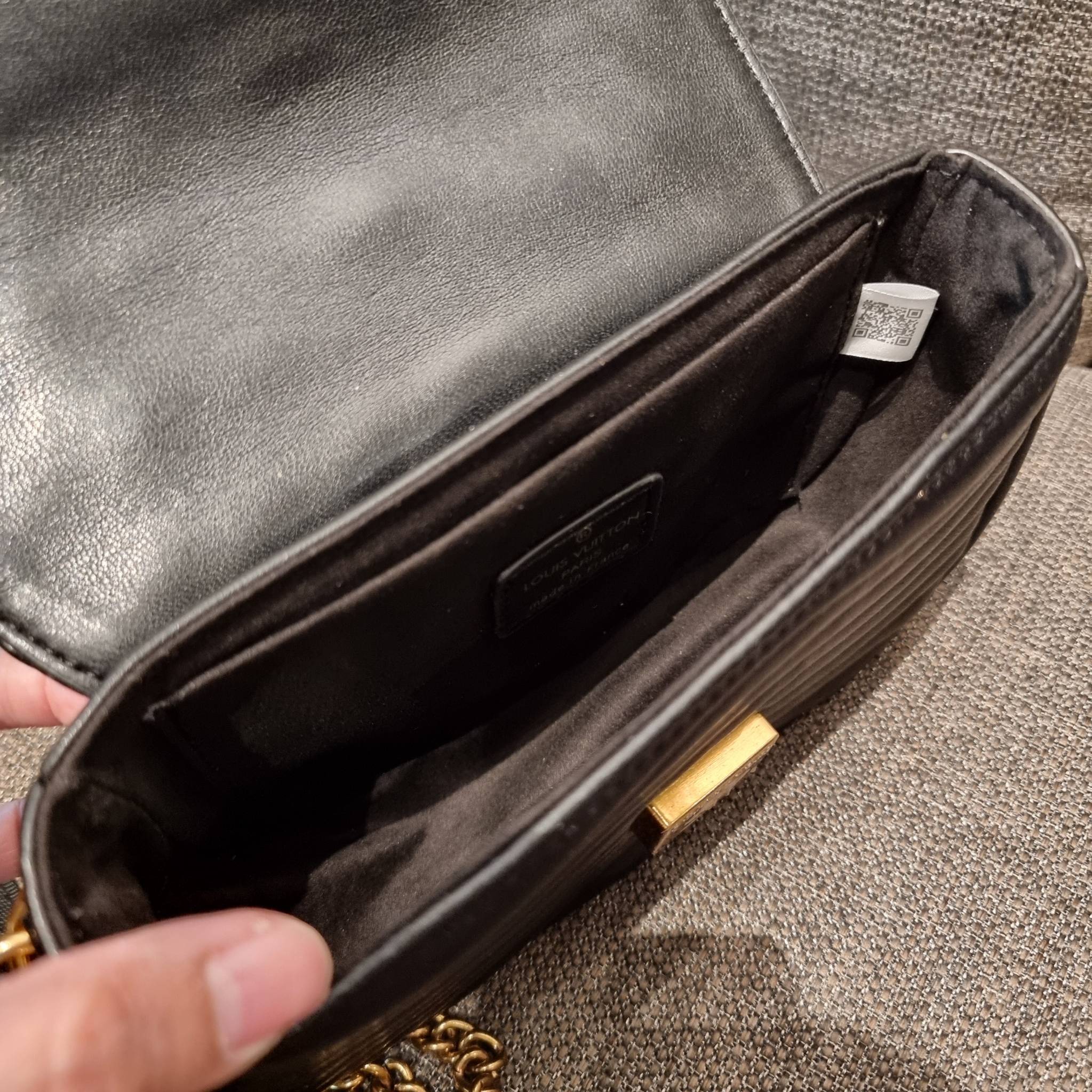 LV new wave pochette multi bag กระเป๋าสะพายมัลติฟังก์ชั่น สุดหรู มาพร้อม box set รับรองว่าดีงาม ลูกเล่นคลาสสิคผสานความวินเทจ มีสายสะพายให้ 2 เส้น และกระเป๋าใบลูก เล็กน่ารัก วัสดุหนังแท้ ภายในเป็นช่องโล่ง แบ่งสัดส่วนมีช่องย่อย ใบนี้ปรับใช้ได้หลายสไตล์ ลุคไ