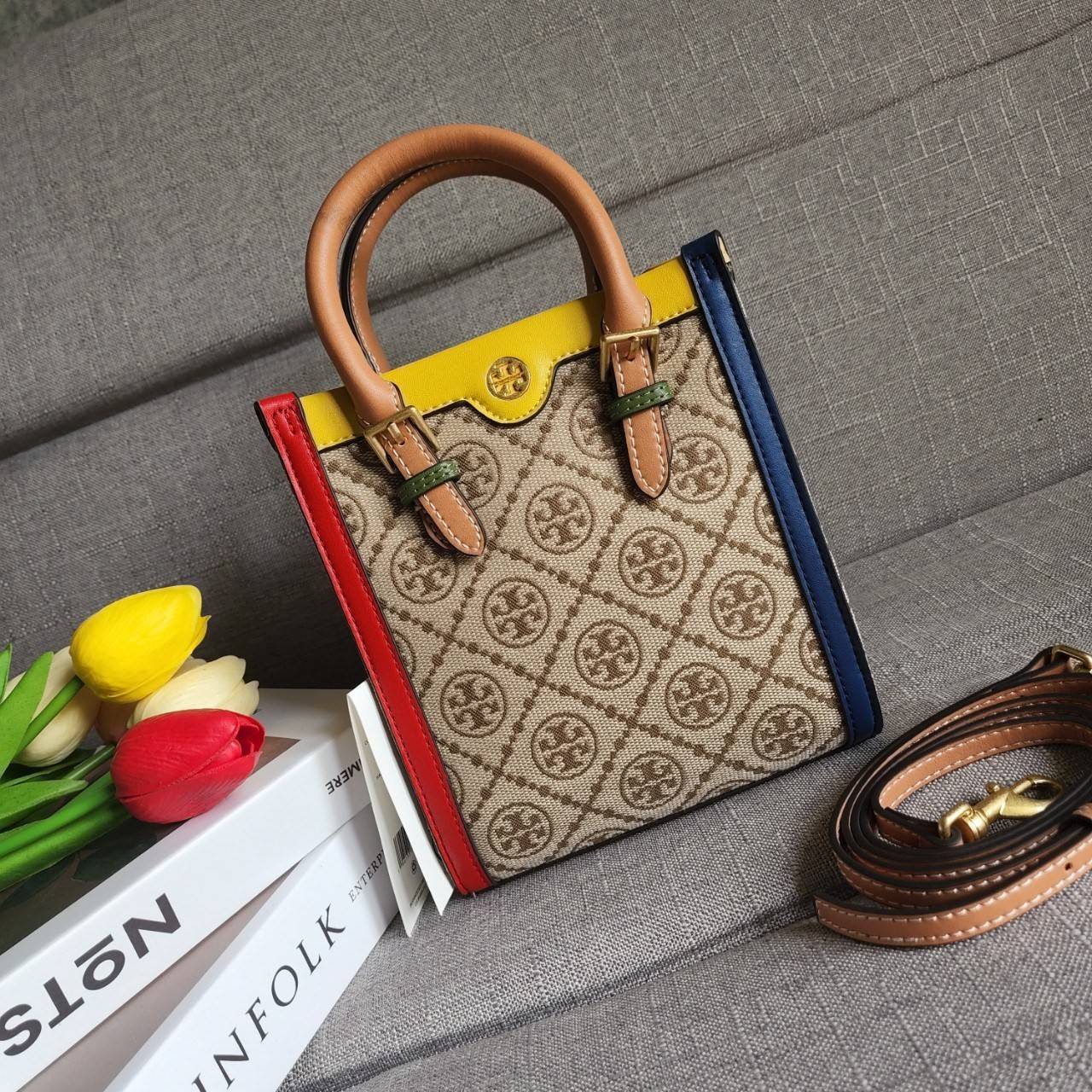 TORY BURCH T MONOGRAM COLORBlOCK JACQUARD MINI TOTE คอลเลคชั่นใหม่ล่าสุด ครอบครองก่อนใคร ไอเท็มยุคนี้รุ่นที่ควรมีติดตู้คะสาวๆ วัสดุ jacquard สลับหนังแท้ หูจับ มาพร้อมสายสะพายข้างหนังแท้ ปรับระดับได้ สายสามารถถอดออกได้ ภายในเป็นช่องโล่ง ใส่มือถือได้ กระเป๋
