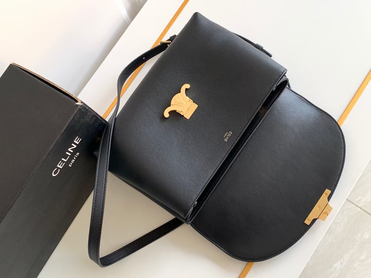 MEDIUM CELINE NINO BAG IN SUPPLE กระเป๋าสะพายหูจับในตัว แบรนด์หรู ดีไซส์คล่องตัว เกรดออริ สลับแท้ 1:1 ใช้งานต่างประเทศได้