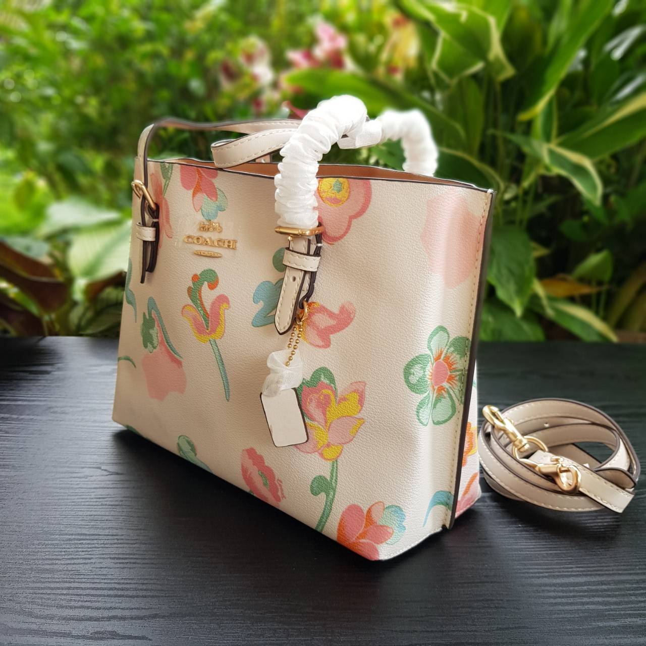 COACH C8217 MOLLIE TOTE 25 WITH DREAMY LAND FLORAL PRINT คอลใหม่ล่าสุด ยังไม่เข้า shop ไทย สวยๆแบบไม่ต้องรอพรีฯให้ยาวนาน กับกระเป๋าโท้ทไซส์เล็กที่สาวๆต่างก็ต้องปักใจรัก สวยสมใจ ดีไซน์ลวดลายดอกไม้ คละเคล้าเต็มใบ ละมุน สดใส น่าใช้สุดๆ วัสดุหนังแคนวาส ภายในโ
