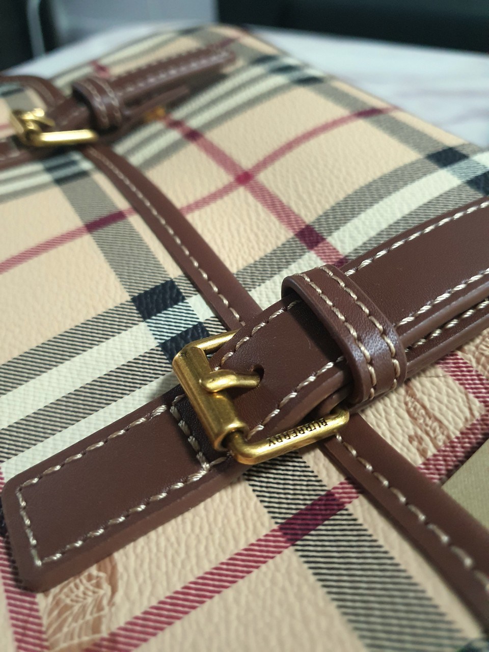 BURBERRY MESSENGER VINTAGE BAG VIP GIFT WITH PURCHASE (GWP) พรีเมี่ยมกิ๊ฟ Limited Edition จาก BURBERRY วัสดุหนังทั้งใบลายวินเทจ ตกแต่งคาดเข็มขัดด้านหน้า เปิดปิดด้วยกระดุมแม่เหล็ก ภายในมีช่องใส่ของโล่งกว้าง สามารถใส่มือถือ ipad mini ของจุกจิกได้ อะไหล่แบรน