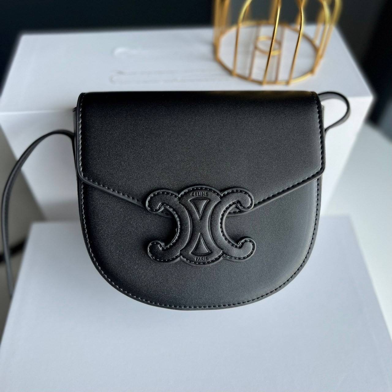 หนังแท้ CELINE BESACE cuir triomphe in Smooth calfskin / CELINE TRIOMPHE CLOSSBODY BAG หนังแท้ทั้งใบสวยหรู แบบใหม่ล่าสุด โลโก้หนังสมูทคลาสิก เหมาะกับสาวๆในวันที่อยากครอสบอดี้ชิลๆ ห้ามพลาดค่ะ!