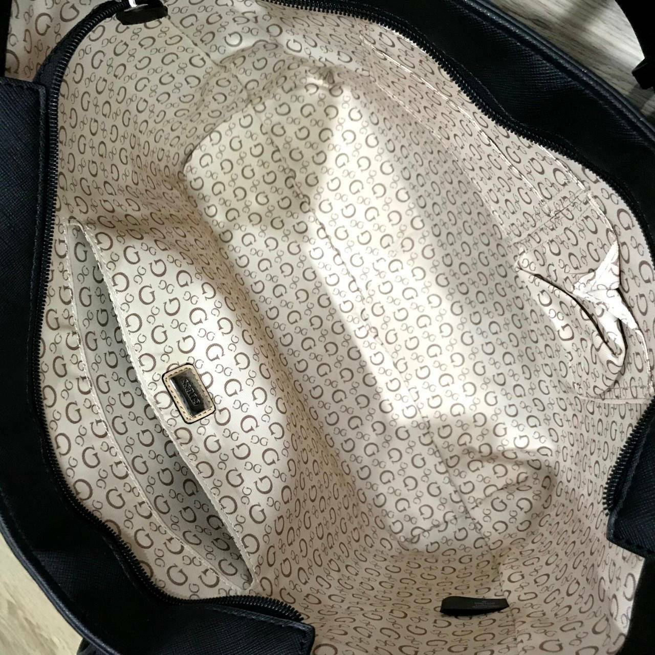 GUESS LARGE SHOPPER BAG WITH POUCH กระเป๋าสะพายรุ่นใหม่ล่าสุดจาก GUESS FACTORY หนัง Saffiano สวยหรูอยู่ทรง ด้านหน้ามีโลโก้แบรนด์ ด้านหลังมีช่องใส่ของ หูหิ้วสะพายไหล่ได้มาพร้อมสายสะพายยาวถอดได้ปรับได้ มีกระเป๋าใบเล็กเข้าชุดกันห้อยที่หูหิ้ว ใบเล็กถอดเเยกใช้