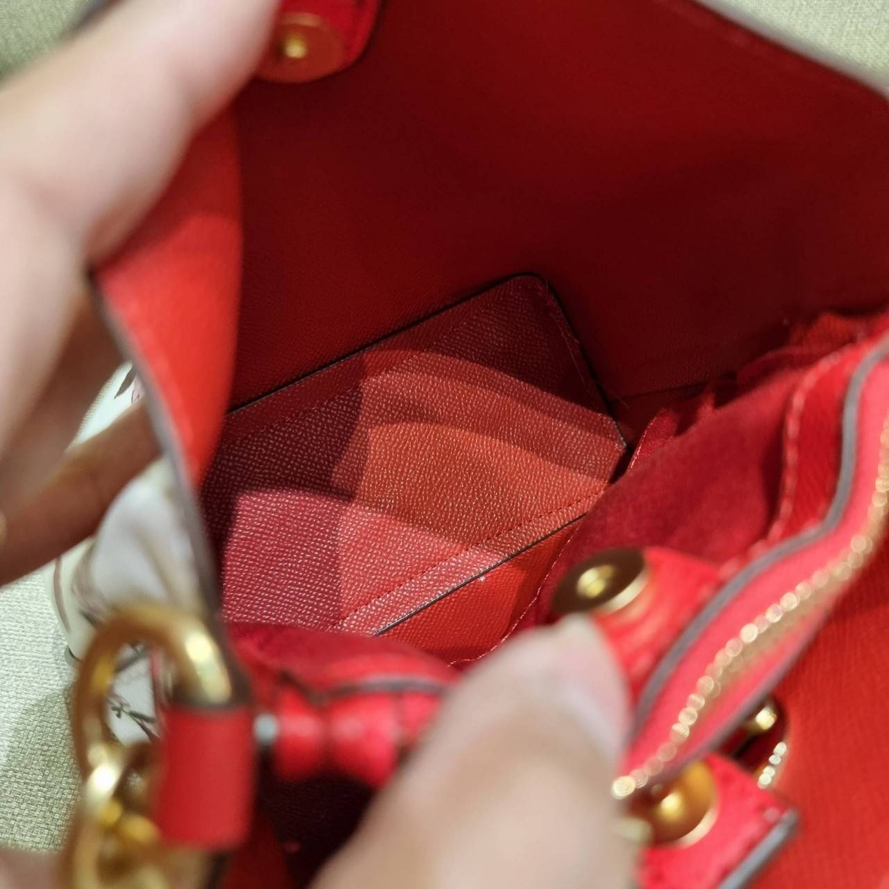 COACH MINI TOWN BUCKET BAG IN SIGNATURE CANVAS WITH VINTAGE MINI ROSE PRINT ((7270 7268 7267)) คอลเลคชั่นใหม่ล่าสุด!! น้องสาวคนสวยมาแล้วจ้า สดใสต้อนรับเทศกาลคริสต์มาส 🎅🎄 กระเป๋าบัคเก็ต ไซส์มินิ ใบจริงน่ารักม้าก!! น่าใช้แบบที่สุด วัสดุหนังแ