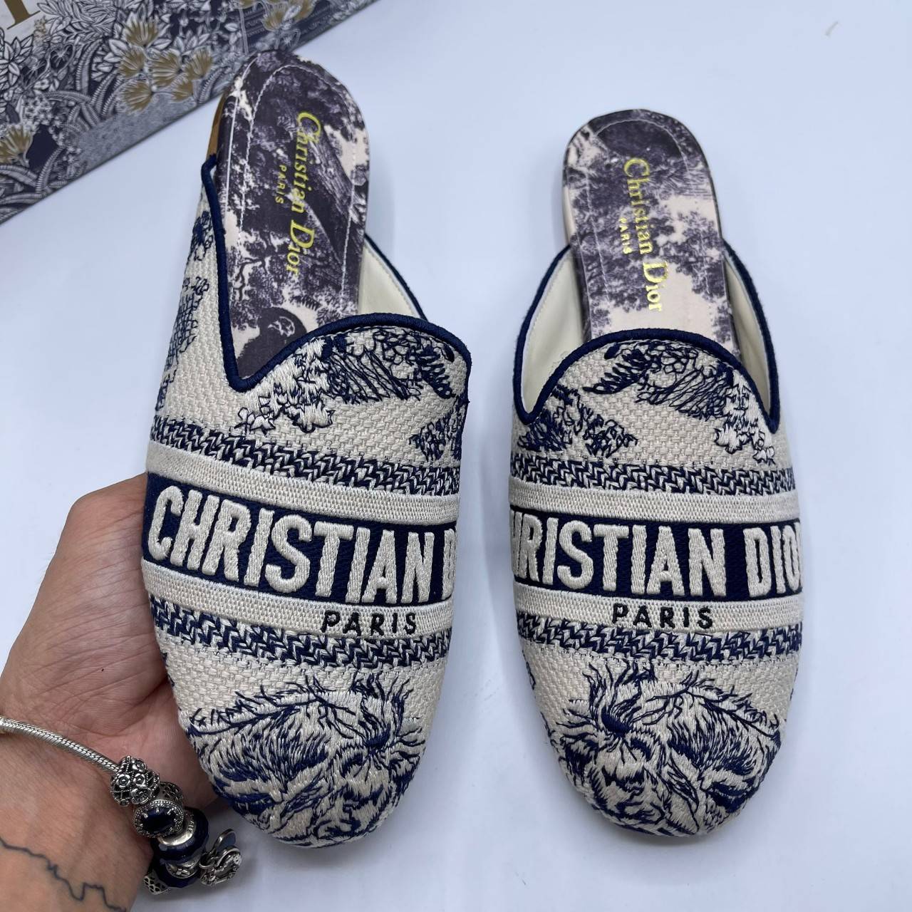 DIOR GRANVILLE ESPADRILLE SS21 Oblique Embroidered Cotton รองเท้าที่เป็นเอกลักษณ์ ที่สุดแห่งความหรูหราที่ใช้งานได้ทุกวัน ตัดเย็บจากผ้าฝ้ายปักลาย ประดับด้วยรายละเอียดสวยงาม งานเกรดออริจินอล 1:1 เหมือนที่สุด มีเลข Code ภาพสินค้าถ่ายจากงานขายจริง ไม่โป๊ะแตกแ