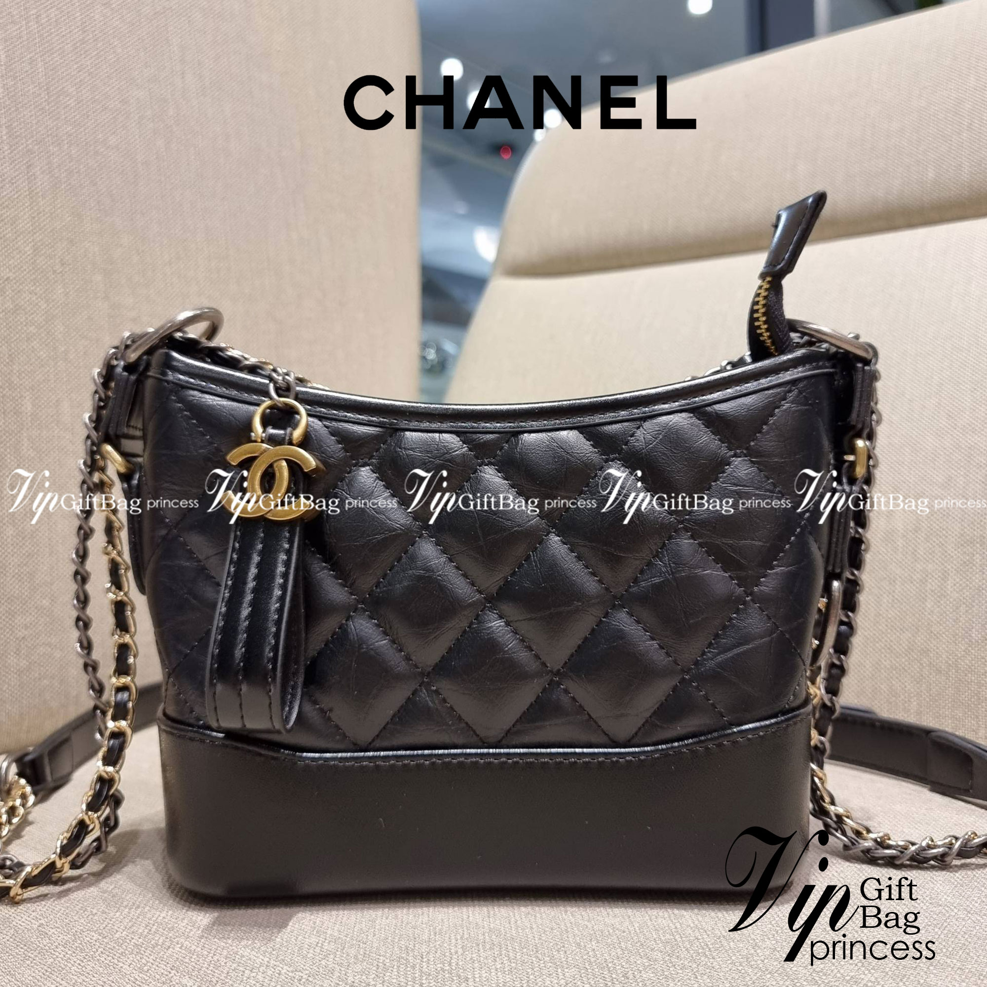 9" CHANEL SHOULDER BAG / CHANEL GABRIELLE HOBO BAG ไซส์คลาสสิค กระเป๋าสะพายข้าง/ไหล่ หนังแท้ นิ่ม หรู มาพร้อมพวงกุญแจสัญลักษณ์แบรนด์ อะไหล่พร้อมโซ่สะพายสีทองสลับสีเงินรมดำ สามารถสะพาย crossbody หรือสะพายไหล่ได้หมด สะพายแล้วขับผิวมากๆ เปิด-ปิดกระเป๋าด