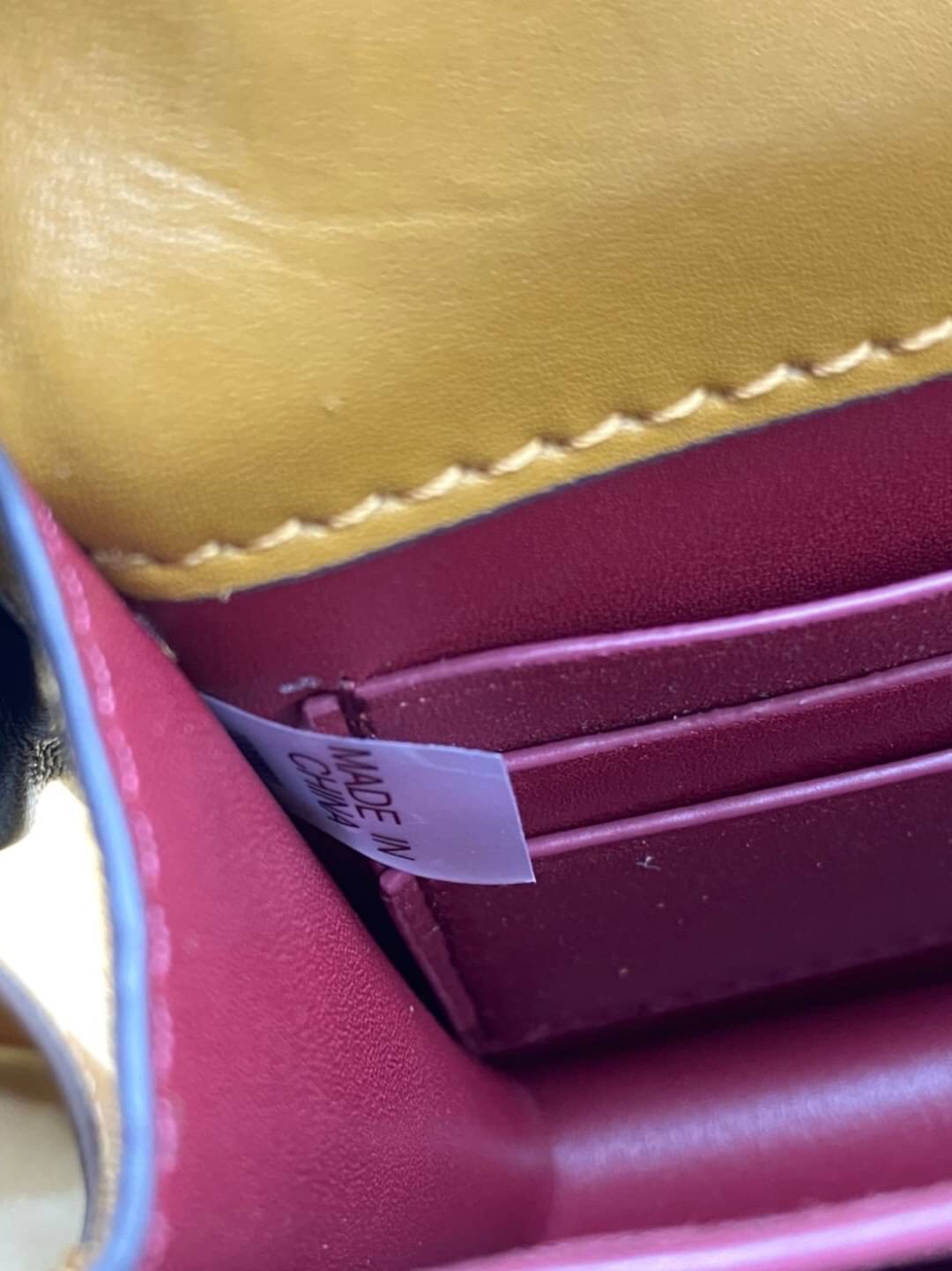 สีใหม่ Hazelnut Medium Size TORY BURCH T Monogram jacquard shoulder bag คอลเลคชั่น T Monogram สำหรับคอลเลคชั่นฤดูใบไม้ผลิ 2021 เราสร้างสรรค์ลายโมโนแกรมที่ได้รับแรงบันดาลใจมาจากลวดลายการถักทอผ้าห่มของชาว Pennsylvania Dutch แบบดั้งเดิม เป็นการเฉลิมฉลองโลโก้