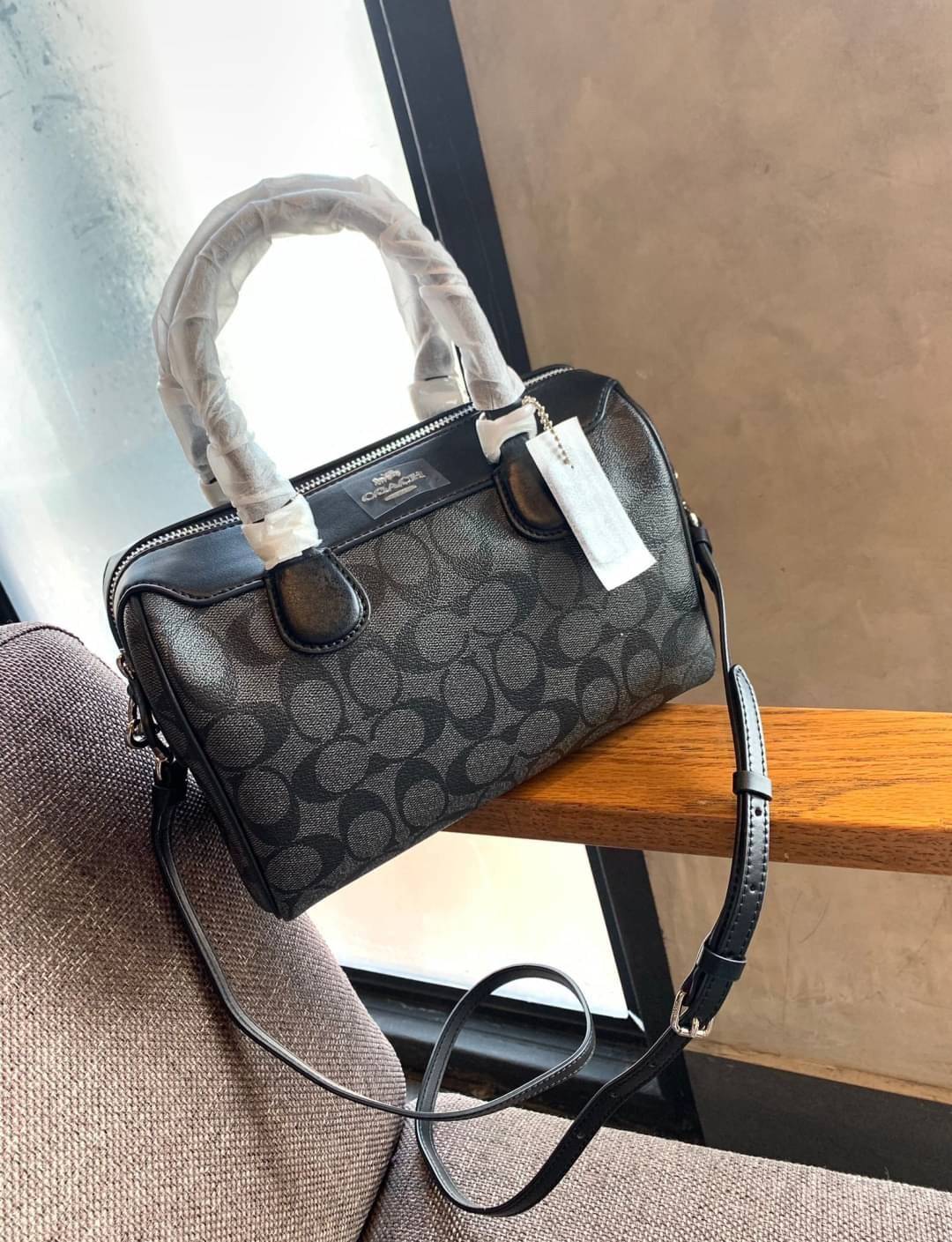 COACH NENNETT SATCHEL BAG((32203)) พร้อมส่งอีกครั้ง ห้ามพลาด! กระเป๋าทรงหมอน ทรงที่สาวๆต้องมีติดตัวไว้สักใบ! หนังแท้นิ่มสวยงาม เปิดปิดกระเป๋าแบบซิป ภายในกว้างสามารถใส่กระเป๋าเงินใบยาวได้ หรือของจำเป็นในชีวิตประจำวันของสาวๆได้หลากหลายเลยค่ะ มีช่องซิปและช่อ