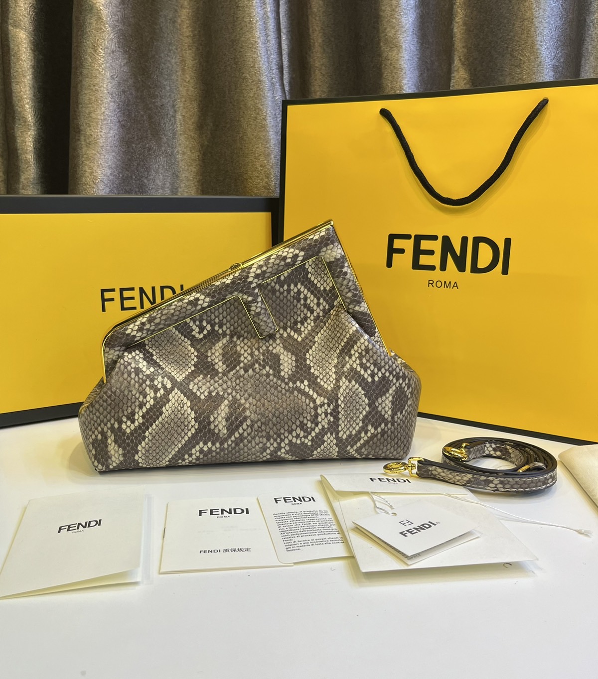 พร้อมส่ง 6 สี FENDI First Midi bag กระเป๋าทรงคลัชมาพร้อมสายสะพาย รูปลักษณ์สวยงามทันสมัย 🧡 เกรดออริจินอล 1:1 สลับแท้ ใช้งานต่างประเทศได้