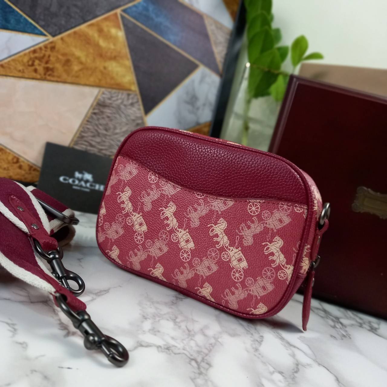 COACH Camera Bag 26, rainbow-red pattern COACH Camera Bag 16 With Horse And Carriage Print and Heart OXBLOOD (F79369 F88264) 🍁น่าใช้มากมาย รุ่นนี้มาพร้อมสายสปอร์ตใหญ่ ถอดเก็บได้ ปรับระดับได้ หนาแน่น ทนทาน จุของได้เยอะพอสมควร //วัสดุแคนวาส