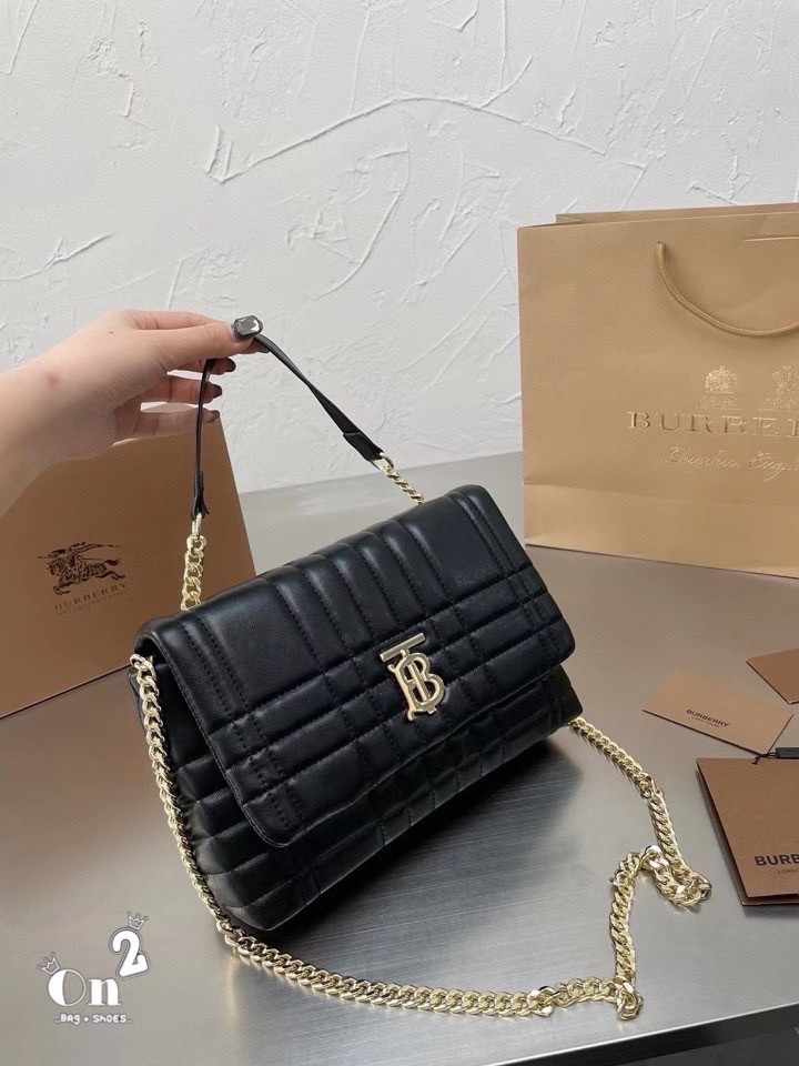 BURBERRY FRAGRANCES QUITED LAMBSKIN BAG / Burberry Shoulder Bag กระเป๋าสพายจะถือหรือสพายก็ได้หลายลุคเลยค่ะ วัสดุหนังนิ่มสวยหรูดูดี ภายในโล่งกว้าง ใส่มือถือ กระเป๋าสตางค์ได้ มาพร้อมสายสะพายโซ่ทองต่อหนังรองบ่าสามารถซ้อนสายสั้นสะพายไหล่ได้ หรือใช้สายยาว Cros