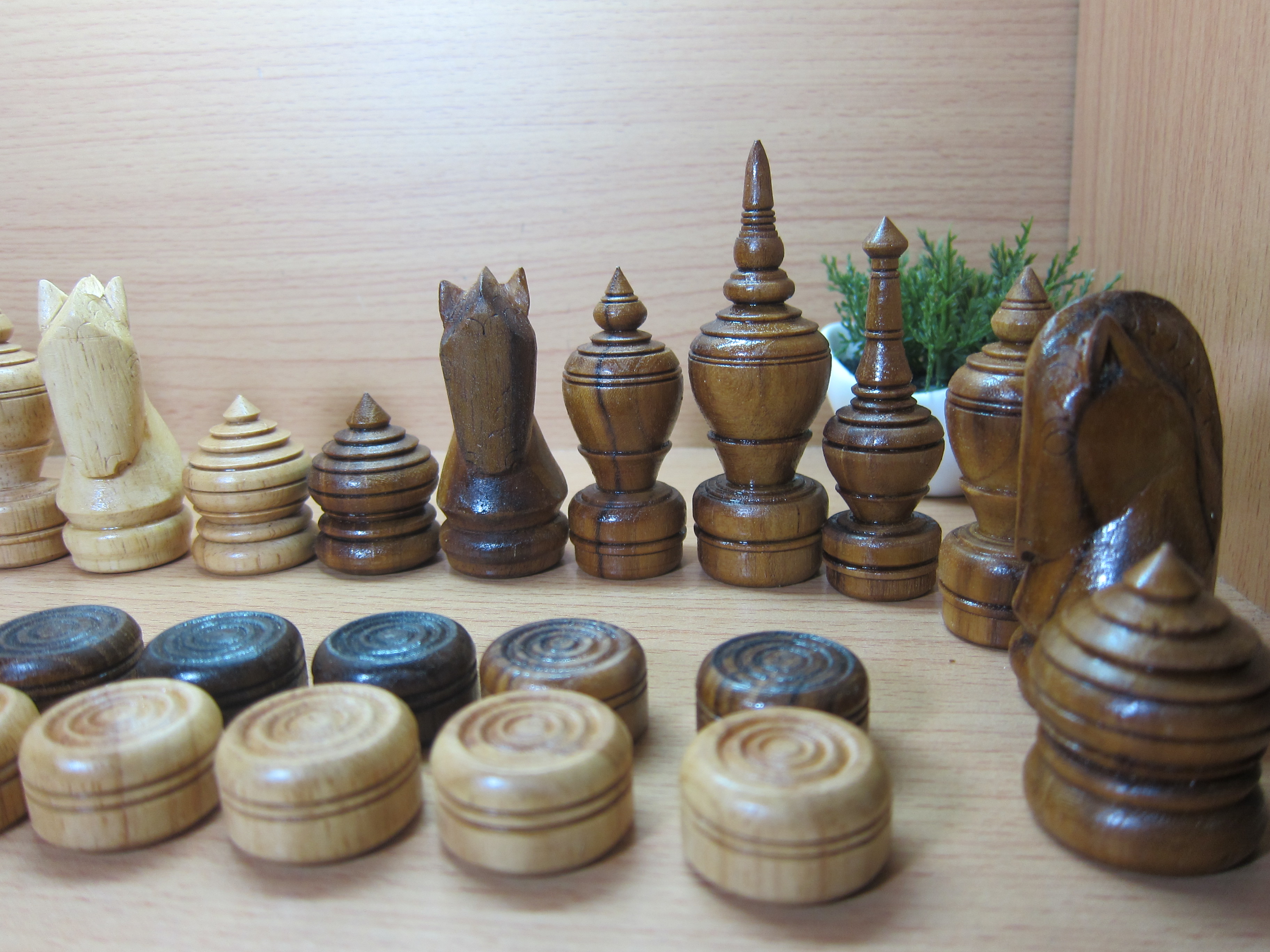 ตัวหมากรุกไทยไม้สักและไม้ยางพารา