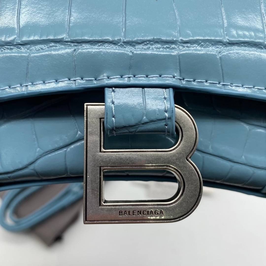 หนังแท้ BALENCIAGA HOURGLASS TOP HANDLE XS Shiny crocodile embossed calfskin การสร้างสรรค์ที่มีเอกลักษณ์เฉพาะตัว หรูหรา โทนสีโดดเด่น วัสดุหนังแท้ลายจระเข้ ภายในโล่งกว้างหนังแนปป้าอย่างดี เกรดออริจินอล ตอบโจทย์ได้ทุกลุค ทุกไลฟ์สไตล์ ภาพสินค้าถ่ายจากงานขายจ