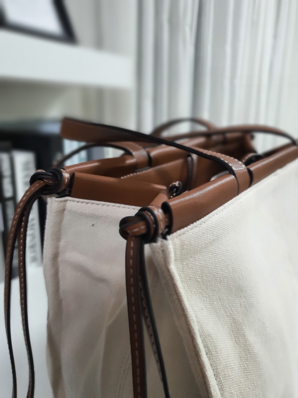 พร้อมส่งที่ไทยแล้วกับ LOEWE CUSHION TOTE BAG VIP GIFT WITH PURCHASE-GWP พรีเมี่ยมกิ๊ฟ จาก LOEWE PERFUME DUTY FREE COUNTER ด้านหน้าปักหนังปั้มโลโก้แบรนด์สวยหรู ทรงใบใหญ่ สะพายไหล่ *จุของได้เยอะมาก สามารถใส่ NOTEBOOK IPAD ได้สบายค่ะ น้ำหนักกำลังดี มาพร้อมสา