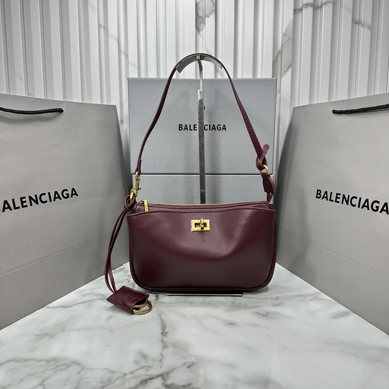 Balenciaga Rodeo Sling Pochette / Balenciaga shoulder leather bag 22cm กระเป๋าสะพายทรงพอชที่สุดของไฮแบรนด์สุดไอคอนิค ดีไซส์เรียบหรู สวยจับต้องได้ ถือหรือสะพายไหล่ได้เก๋มากๆ ถือออกงานก็ได้ลุคไฮแฟชั่นหรูๆ