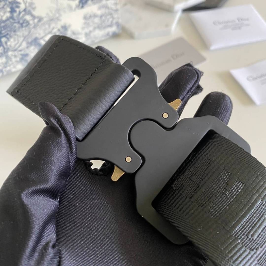 Dior Saddle Crossbody Bag Oblique / Dior Belt Bag เกรดใช้งานสลับของแท้ เกรดออริจินอล พร้อมส่ง กระเป๋าสะพายข้างสุดเท่แบรนด์ดัง สายปรับขนาดได้ตามต้องการ คุณภาพดี ทนต่อการใช้งาน ใส่ของไก้เยอะจุใจ ภาพสินค้าถ่ายจากงานขายจริง ใช้งานต่างประเทศได้