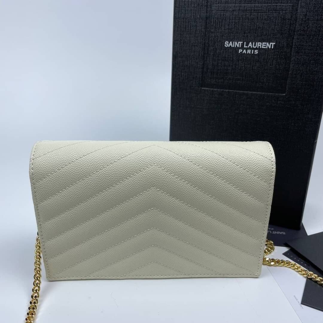 หนังแท้ YSL Yves Saint Laurent Envelope WOC 7.5” รุ่นฮอตปรอทแตก ทรงฐานตั้งได้ เป็นการดีไซน์กึ่งกระเป๋าสตางค์ ที่มาพร้อมสายสะพายยาว (เป็นสายโซ่ที่ต่อกับหนัง) สายถอดได้ (ปรับระดับไม่ได้) ถือเป็นคลัชก็สวยมากเลยค่ะ เป็นอีกหนึ่งรุ่นที่ให้ความรู้สึกเรียบแต่โก้ห