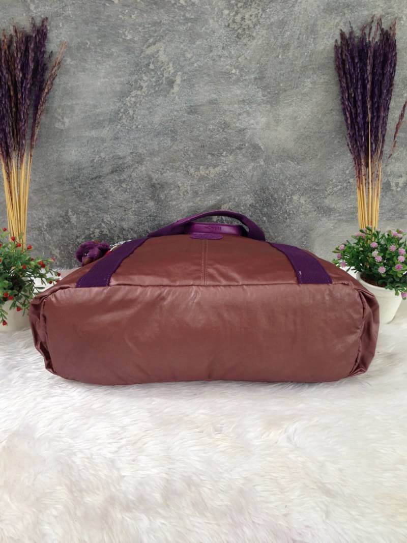 Kipling รุ่น Cicele กระเป๋าสะพายไหล่ใบใหญ่ สวยน่ารัก ตัวกระเป๋าด้านในเป็นช่องโล่งแบบปิดเปิดด้วยซิป มีช่องซิปด้านใน ด้านข้างกระเป๋า มี 2 ช่อง ปิดเปิด ด้วยเทป พร้อมที่ใส่โทรศัพท์ ปากกา และ MP 3 ในส่วนด้านใน และ ด้านข้างกระเป๋า ซ้าย-ขวา เป็นช่องขนาดเล็กสำหรั