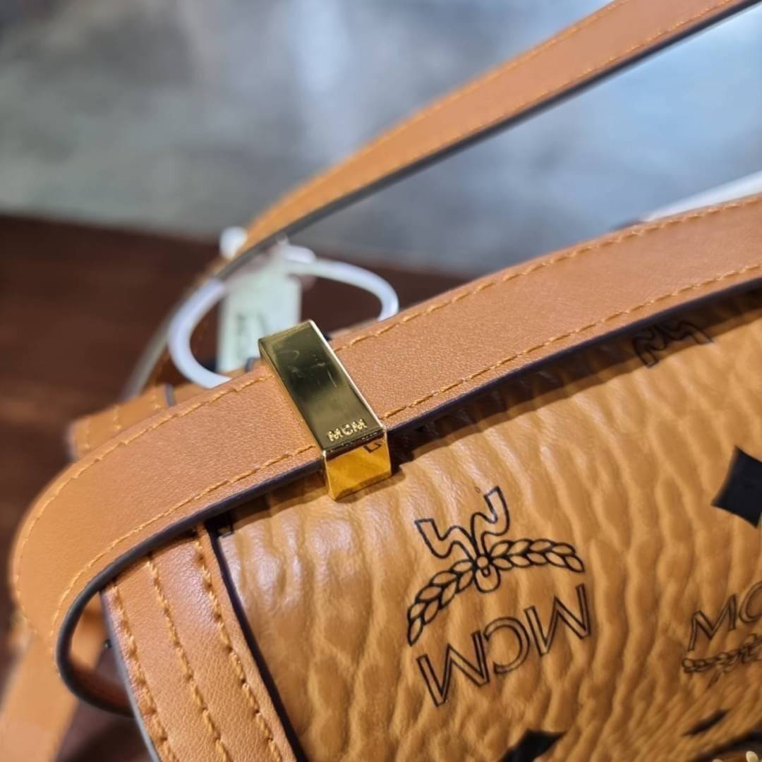 M.C.M TRACY SHOULDER BAG IN VISETOS คอลเลคชั่นเทรซี่ใหม่ล่าสุด 2021 กระเป๋าสะพายไหล่ ดีไซน์ยูนีคในลวดลาย visetos เอกลักษณ์ ใช้ได้ในทุกโอกาส รอบนี้ไซส์ใหญ่จุใจ ใส่ของได้รัวๆ วัสดุหนังแคนวาสคุณภาพดีสลับหนังแท้ เปิด-ปิดด้วยตัวกดล็อคแน่นหนา ภายในโล่งกว้าง มีช