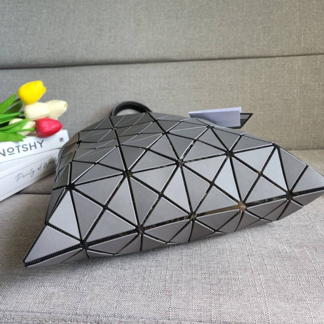 BAO BAO ISSEY MIYAKE LUCENT ONE-TONE กระเป๋า Bao Bao จากแบรนด์ดัง Issey Miyake แบรนด์แฟชั่นจากประเทศญี่ปุ่น ซึ่งมีสินค้ามากมายไม่ว่าจะเป็นเสื้อผ้า นาฬิกา น้ำหอม และที่ขาดไม่ได้นั่นก็คือ กระเป๋า Bao Bao ที่มีความพิเศษในเรื่องของวัสดุและดีไซน์ที่ครองใจสถาปน