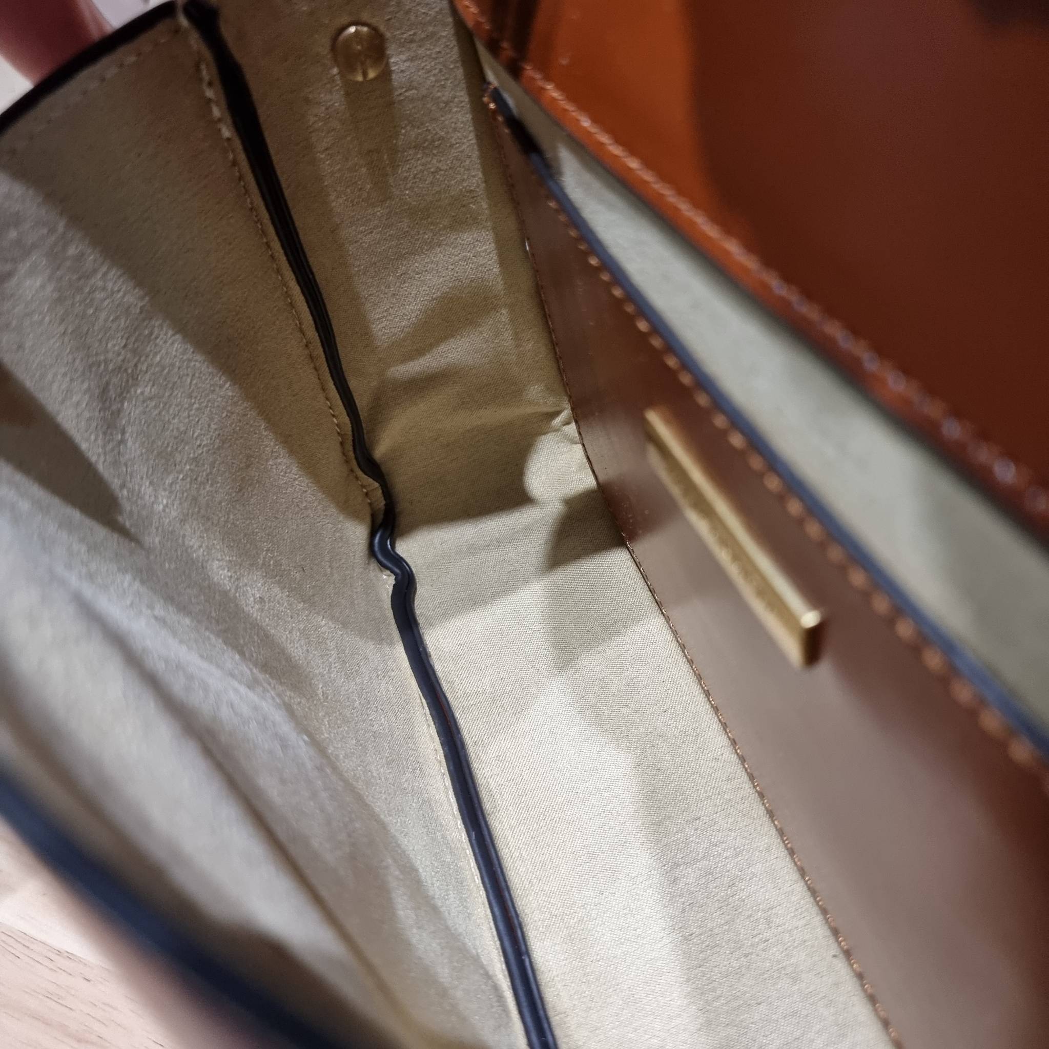 TORY BURCH ROBINSON SPAZZOLATO CONVERTIBLE SHOULDER BAG คอลเลคชั่นใหม่ สวยก่อนใคร ในราคาสุดคุ้ม! กับกระเป๋าสะพายไหล่ ดีไซน์สุดหรู หนังแก้วเงาสวยคม สีผู้ดี รูปทรงใช้งานได้ทุกลุค