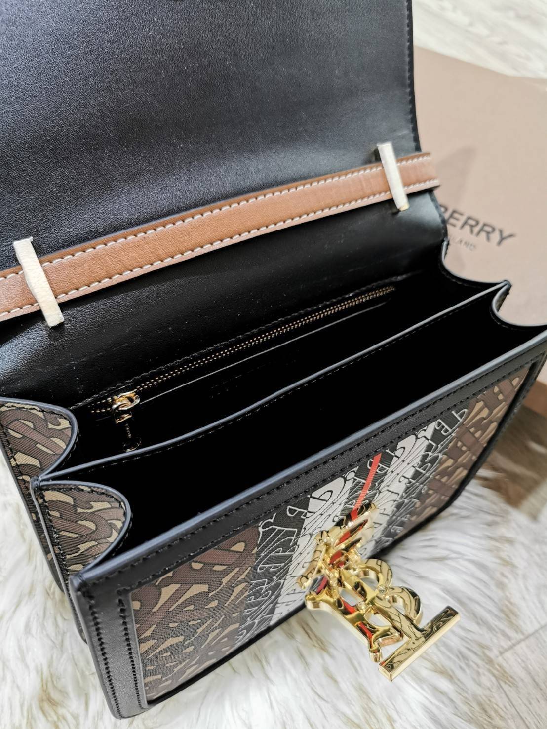 พรีเมี่ยมกิ๊ฟแท้ 100% 】BURBERRY FRAGRANCES LEATHER CROSSBODY BAG VIP GIFT WITH PURCHASE (GWP) กระเป๋าสะพายพรีเมี่ยมกิ๊ฟรุ่นใหม่ล่าสุด Limited จาก BURBERRY Perfume DutyFree