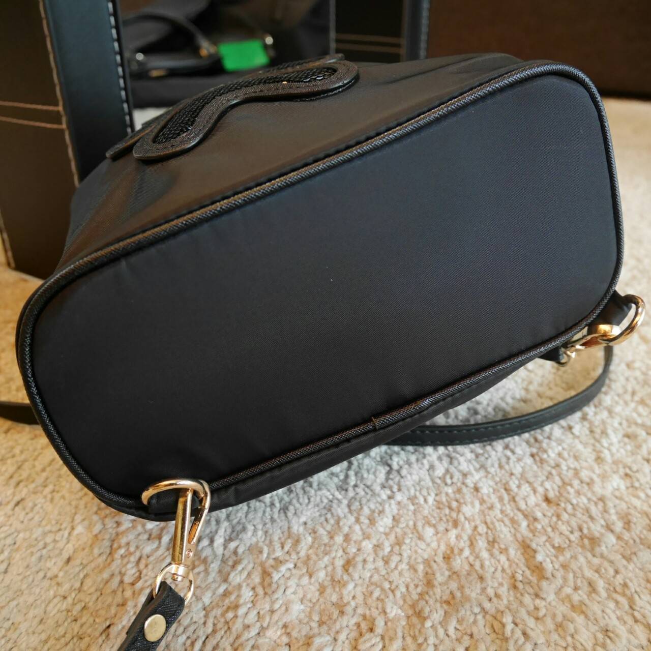 Restock♡♡ กับรุ่นขายดี Prada 2 way nylon bucket พร้อมเสิร์ฟความน่ารักคะ งานพรีเมี่ยมกิ้ฟ จากเคาเตอร์ต่างประเทศคะ จากแบรนด์ PRADA พร้อมส่งค่า กับ ทรงจีบแบบเป้คะ มาพร้อมสายสะพายหลัง หรือ จะสะพายไหล่ก้เก๋ไปอีกแบบ จุของได้เยอะ ตัวกระเป๋าเป็นผ้า