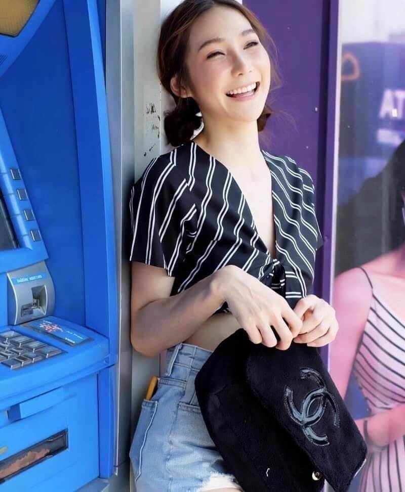 Chanel Beaute Crossbody Bag กระเป๋าสะพาย VIP. GIFT ของแท้ จาก Chanel Cosmetic วัสดุขนวูฟสีดำหนานุ่ม ตัดโลโก้แบรนด์หนังแก้วอสวยโดดเด่น น้ำหนักเบา เปิดปิดด้วยฝาปิดกระดุมแม่เหล็ก ใบใหญ่กำลังดี ใส่ iPad, กระเป๋าสตางค์ใบยาว, และของจุกจิกได้เยอะ มาพร้อมสายยาวเล