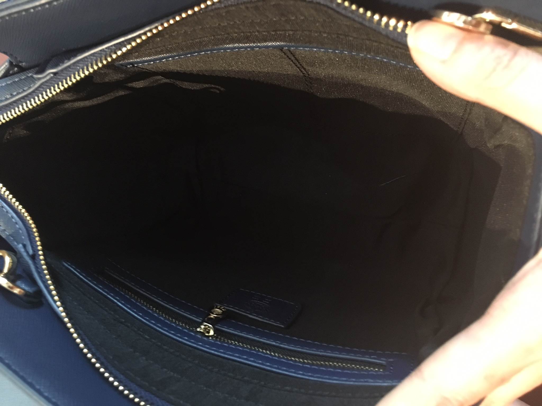 รุ่นใหม่ล่าสุด หนัง saffiano สวยมากๆค่า รุ่น KEEP Infinite office bag สวย น่ารัก ขนาดตอบทุกโจทย์การใช้งาน เห็นแล้ว หลงรักเลยคะ 🌲ตัวกระเป๋าขนาดกำลังดีหนังsaffiano ลายสวยที่สำคัญ ดูแลรักษาง่าย ประดับด้วยผ้าพันหูกระเป๋ารุ่นพิเศษ ทำให้กระเป๋าเก๋ ขึ้น 