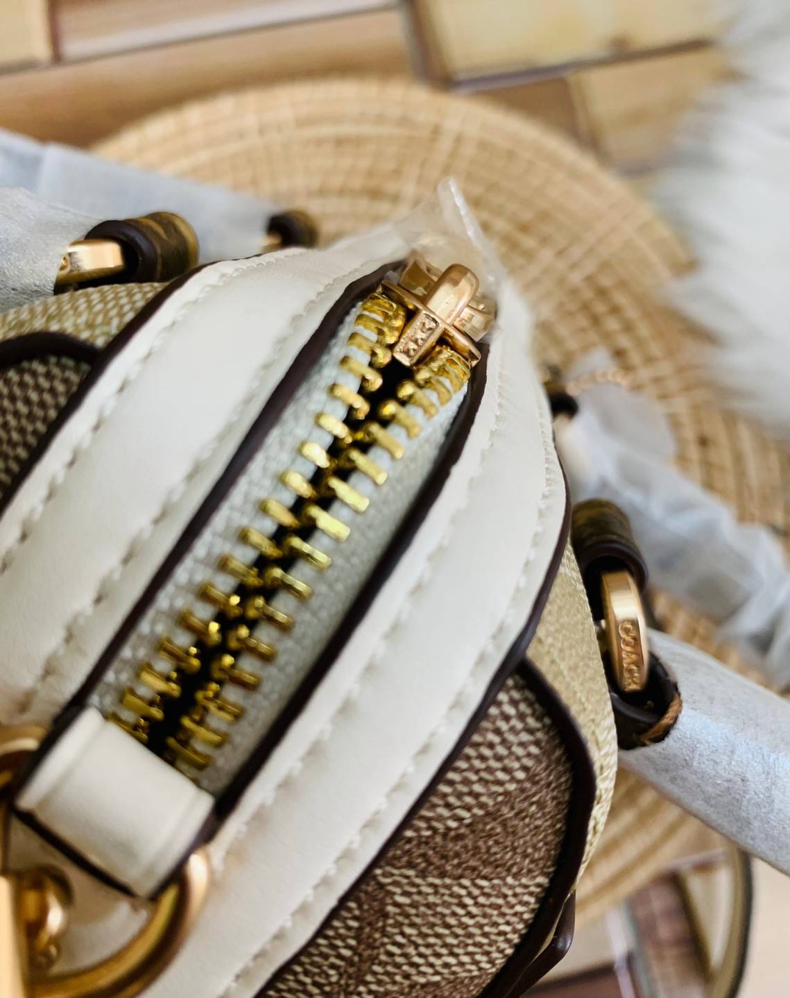 จิ๋วแต่แจ๋วไปเลยค่าา😘 COACH MICRO ROWAN CROSSBODY ((2300)) MINI พร้อมส่ง! บอกเลยสาวๆห้ามพลาด ใบจริงสวยมากๆค่ะ! กระเป๋าขนาดมินิๆ หนังCanvas ผสมหนังบายหูตรงหูหิ้วได้ลงตัวสวยวามมากๆเลยค่ะ//ด้านหน้ามีช่องซิปเล็กใส่เหรียญ เปิดปิดช่องหลักแบบซิป ภายในใส่