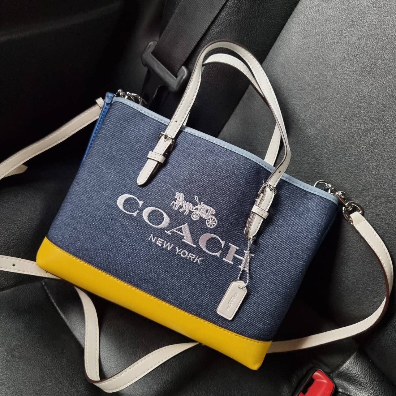 COACH C4085 MOLLIE TOTE 25 IN COLORBLOCK กระเป๋าทรงโท้ทยอดฮิต ขนาดมินิไซส์ ดีไซน์สวยคมทุกรุ่น!! ตกแต่งซิกเนเจอร์ถักทออยู่บนผ้าแคนวาส ดูโดดเด่น ภายในเป็นช่องโล่ง มีช่องซิปกลางใส่ของได้ ขนาดกำลังดีแบบใส่ของได้ครบครัน มาพร้อมสายสะพายข้าง หรือจะถือคล้องแขนเก๋