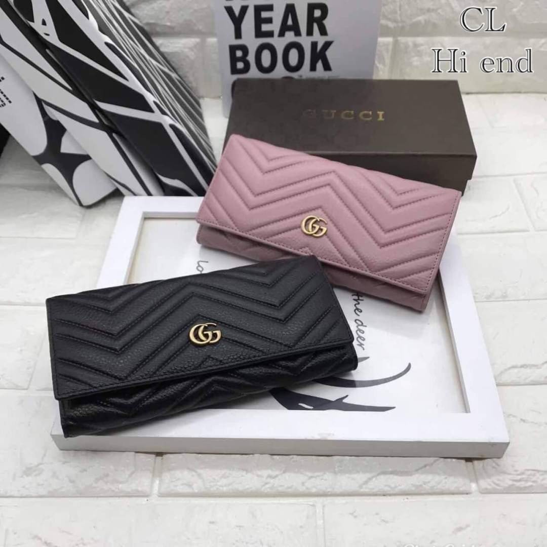GUCCI LONG WALLET / GUCCI WALLET กระเป๋าสตางค์ใบยาว งานหนังแท้ ผสมผสานความสง่างามและคลาสสิกที่เข้ากับยุคสมัย ด้านหน้าโดดเด่นด้วยซิกเนเจอร์แบรนด์ เป็นอีกหนึ่งรุ่นที่ดาราเชเลปใช้กันเยอะมาก พร้อมส่งที่ไทย ภาพสินค้าถ่ายจากงานขายจริง ใช้งานต่างประเทศได้ค่ะ
