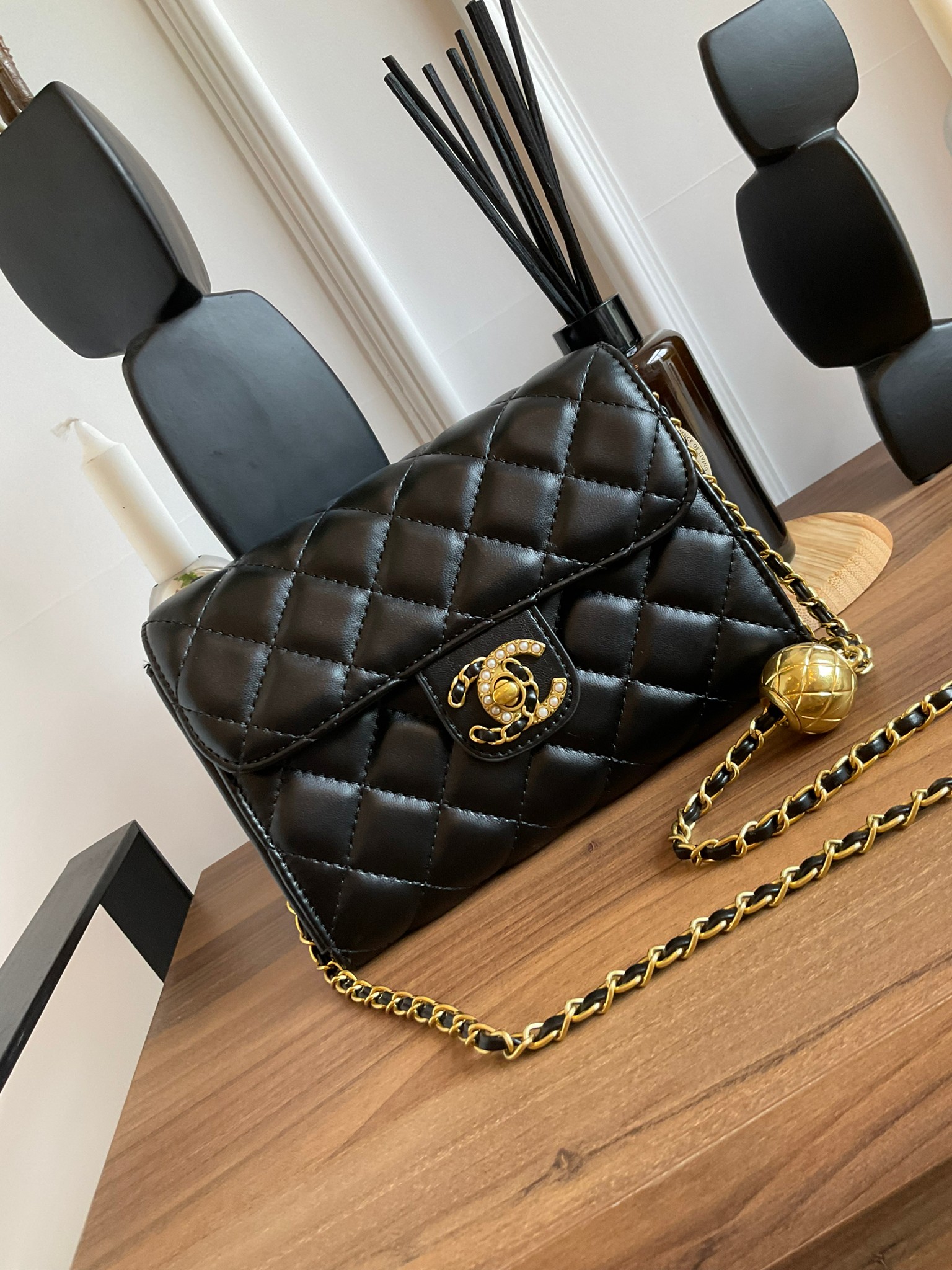 Chanel Golden Ball Flap Bag / CHANEL WOC VIP GIFT CROSSBODY CHAIN BAG กระเป๋าทรงสะพายข้าง ที่กำลังมาแรงมาในตอนนี้ ตัวกระเป๋าเป็นกระเป๋าสตางค์หนังพียูพรีเมี่ยม อะไหล่ทองวินเทจทั้งใบ ด้านหน้าประดับโลโก้พร้อมมุก CC สุดหรู เปิดปิดด้วยตัวหมุนล็อค แบ่งช่องใส่ขอ