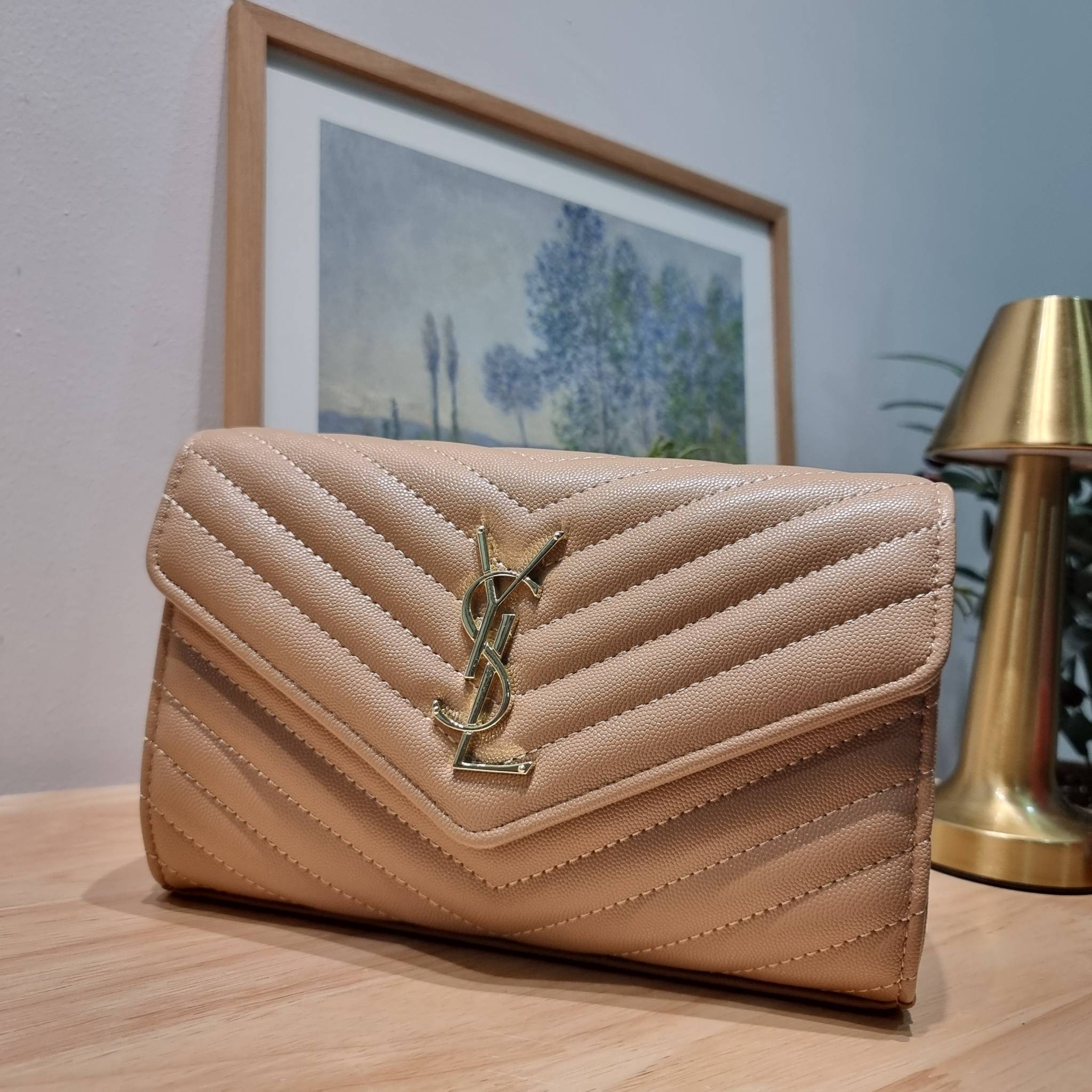 YSL WOC 9 ไม่เคยผิดหวังจริงๆ!! กับรุ่นที่สาวๆรู้กัน Yves Saint laurent clutch bag with chain กระเป๋าสะพายทรง woc สุดฮอต ดีไซน์เรียบหรู โดดเด่นด้วยโลโก้ด้านหน้า