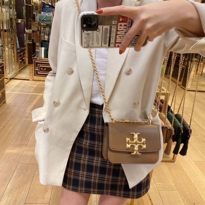 TORY BURCH ELEANOR SMALL CONVERTIBLE SHOULDER BAG ฮอตไอเท็ม รุ่นนี้ขายดีขายหมด คัมแบค!! สวยหรู คุณหนู ผู้ดี!! หายากมากที่สุด!! กระเป๋าสะพายข้าง ดีไซน์อยู่ทรง ขนาดกำลังสะดวกใช้สำหรับสาว วัสดุหนังแท้เต็มใบ สีทูโทน เปิด-ปิดด้วยแถบแม่เหล็ก ภายในแบ่งสัดส่วนได้