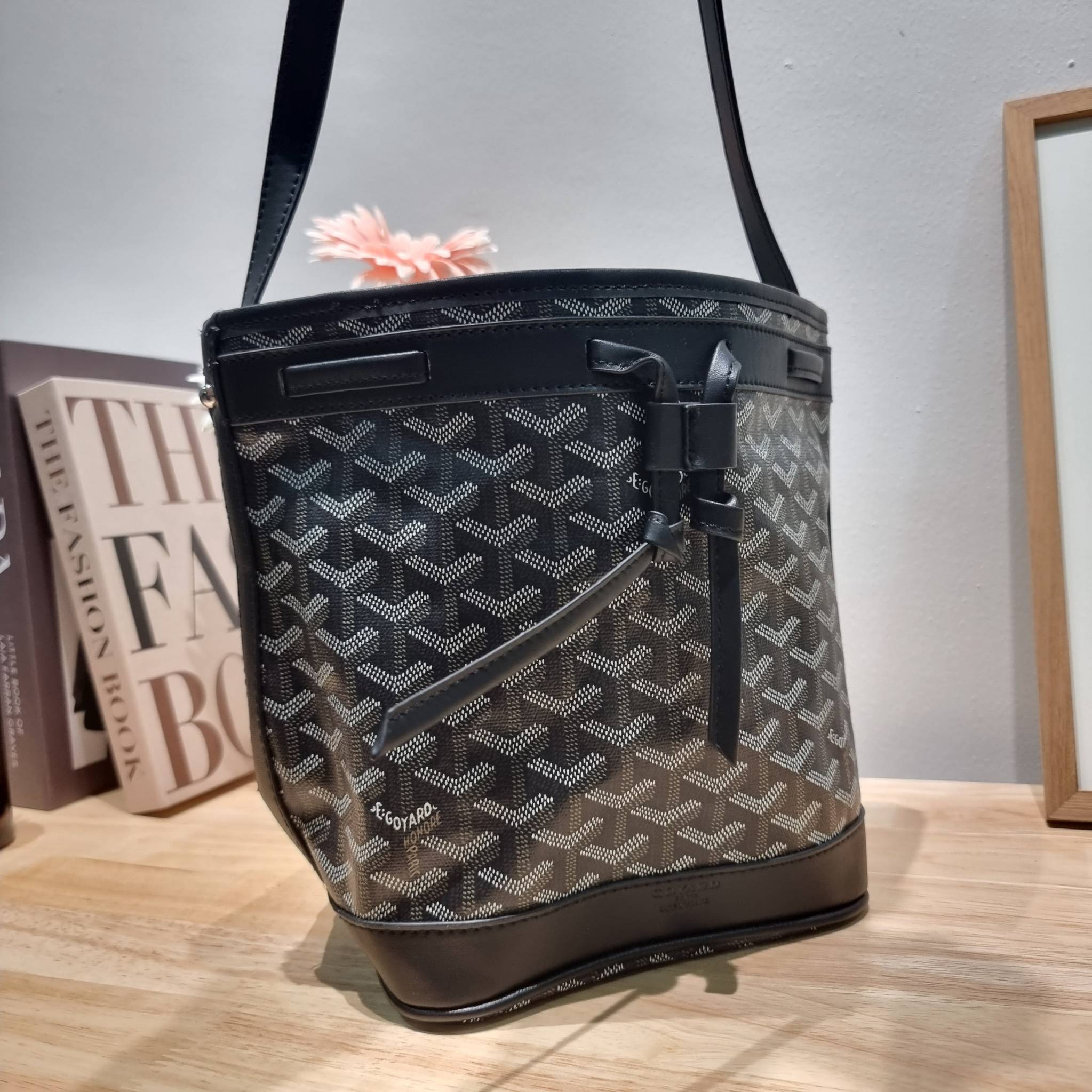 GOYARD PETITE FLOT BUCKET BAG กระเป๋าสะพายทรงบัคเก็ต ที่ดีไซน์สะดวกต่อชีวิตมาก รูปทรงคลาสสิค ดีไซน์เป็นเอกลักษณ์ สดใสทุกสี ดูผู้ดีในตัว วัสดุหนังแคนวาสพิมพ์ลายสวยคม ปากกระเป๋ารูดเปิด-ปิดได้ตามชอบ ภายในเป็นช่องโล่ง ใส่กระเป๋าสตางค์ มือถือ ได้ครบถ้วน มาพร้อ