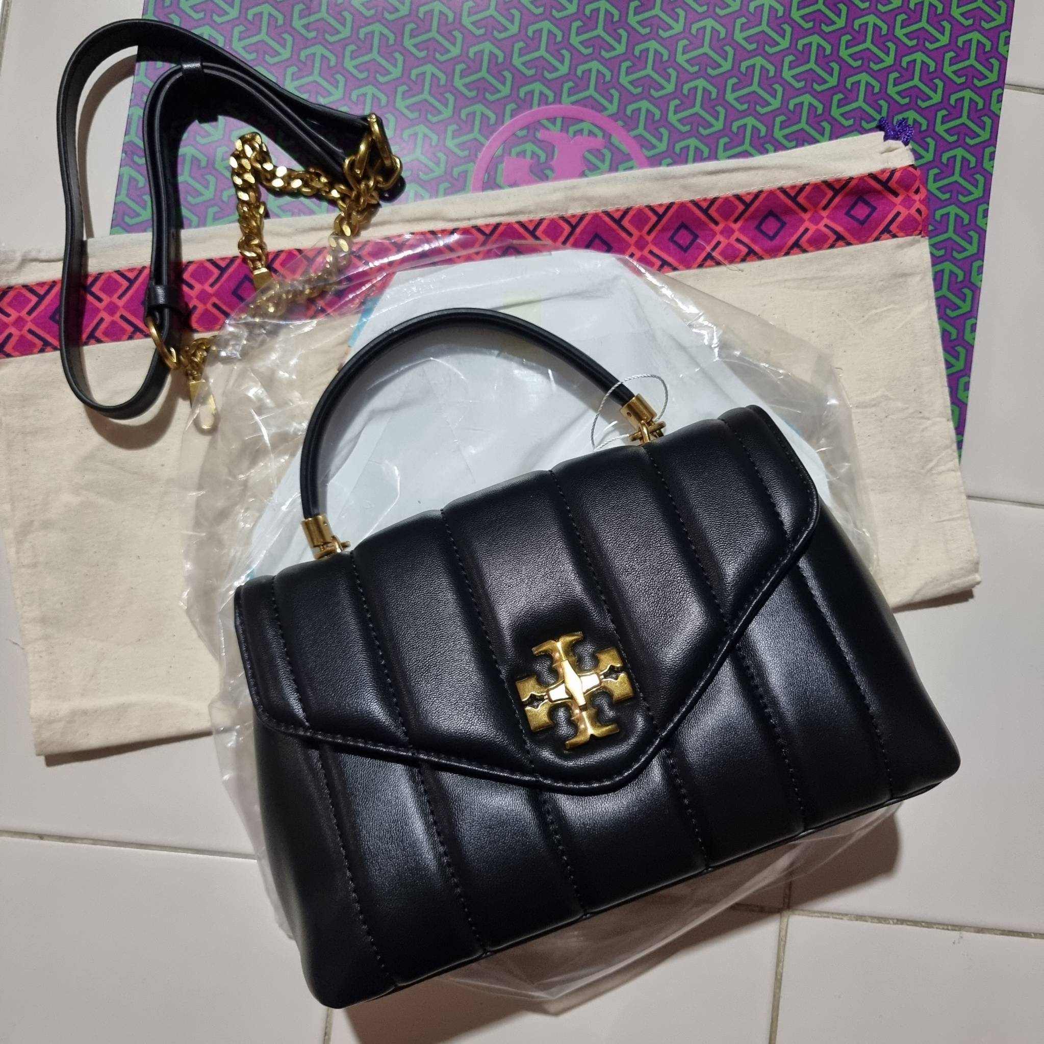 TORY BURCH KIRA QUILTED SMALL SATCHEL มาแล้วด่วนๆ!! กับคอลที่ปังไม่ไหว พร้อมเสิร์ฟสีคลาสสิค กระเป๋าถือ/สะพาย ทรงสวย สะพายคล่องตัว หนังแท้ ดีไซน์บุนวม เส้นคมสวยหรู วัสดุหนังแกะ สัมผัสดีงาม นิ่มมือ เปิด-ปิดด้วยอะไหล่บิดล็อค ภายในเป็นช่องโล่ง มีช่องซิป ใส่ขอ