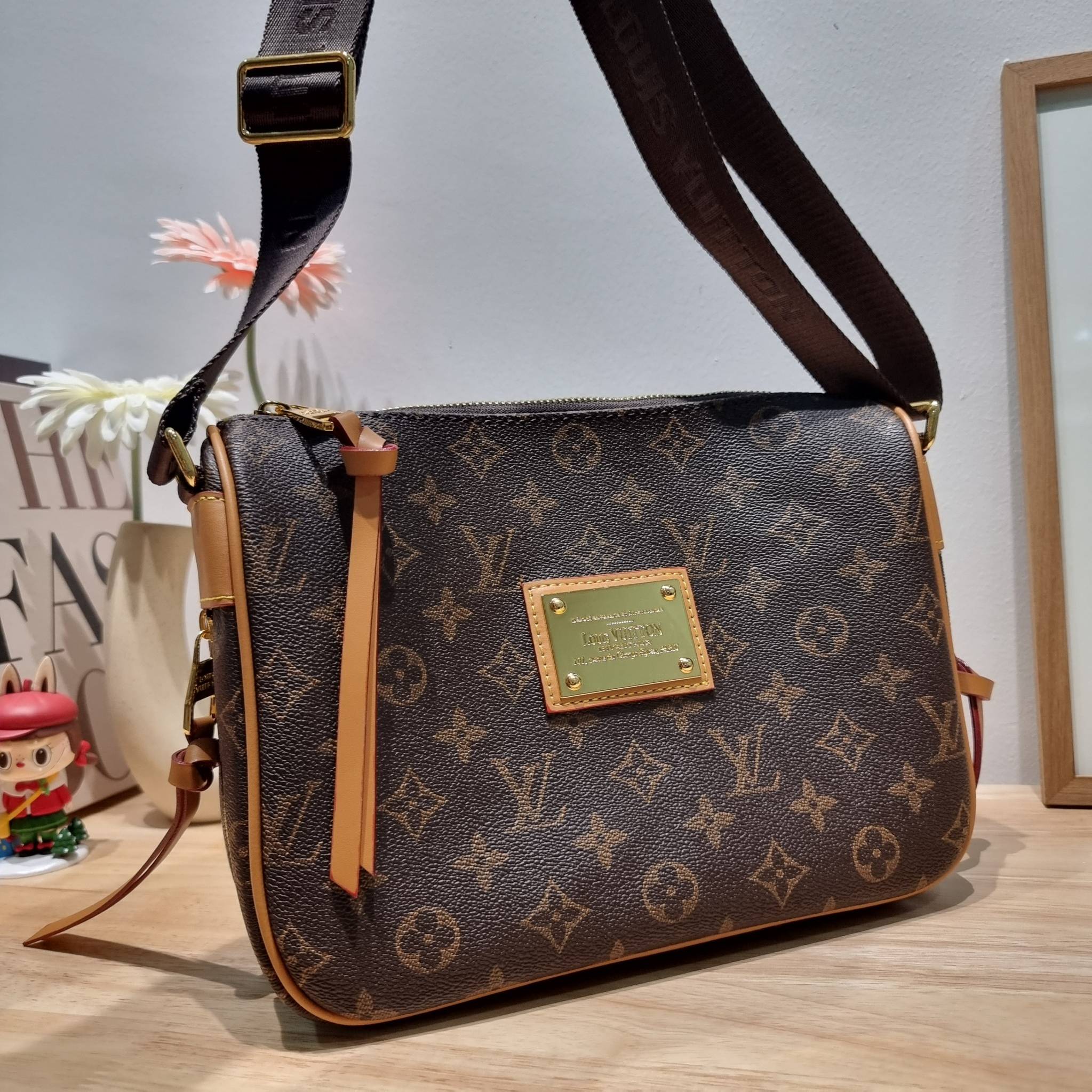 LV INVENTEUR MONOGRAM BAG รุ่นหายากสุดคลาสสิค กับกระเป๋าสะพายข้างดีไซน์วินเทจ ย้อนยุค มีดีเทลความหรูด้วยแผ่นเพลทสีทอง สายสะพายในตัวใช้งานได้คล่องตัว