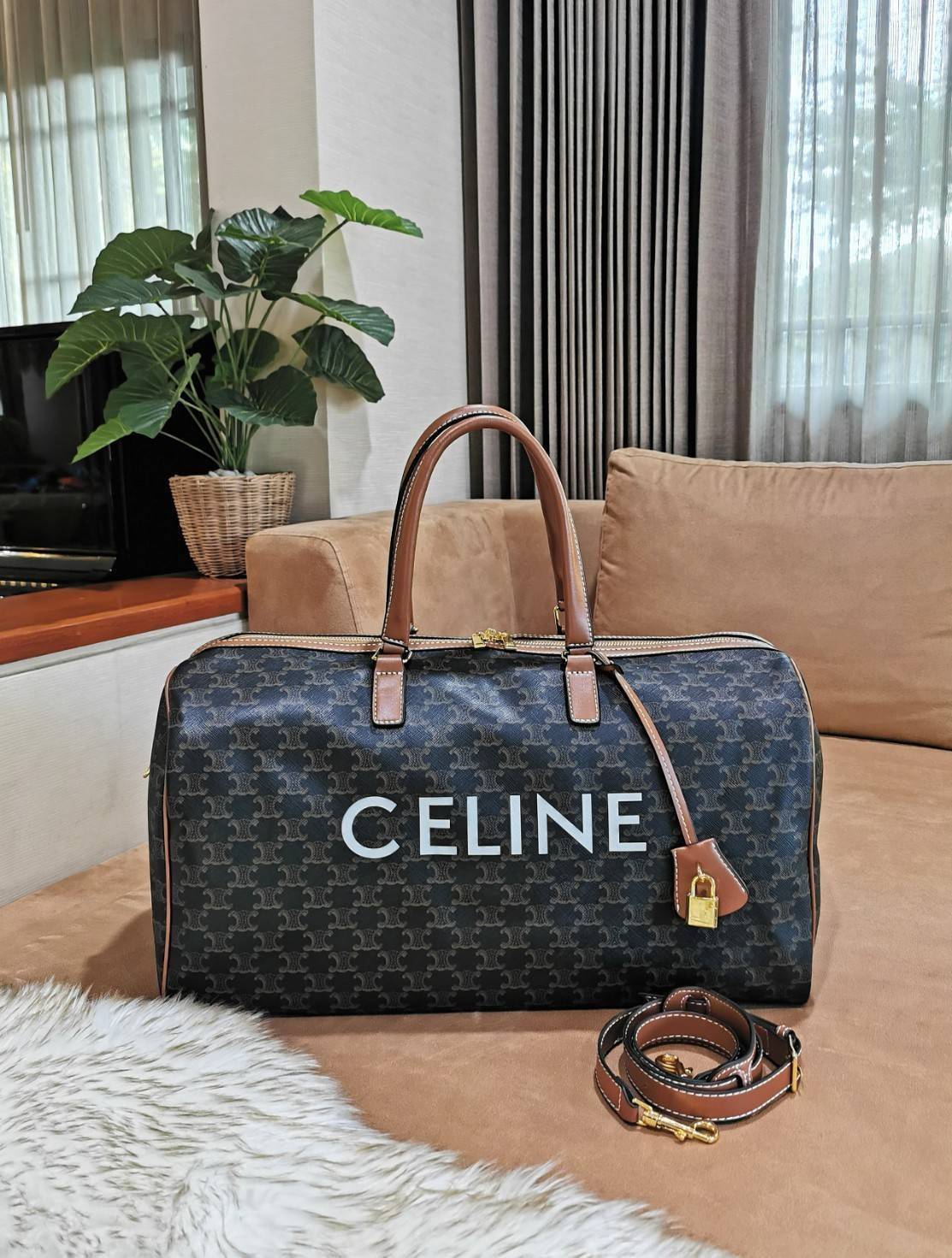 CELINE TRIOMPHE CANVAS BOSTON TRAVEL BAG VIP GIFT WITH PURCHASE (GWP) Limited Edition จาก CELINE PERFUME DUTYFREE วัสดุ TRIOMPHE CANVAS ใบใหญ่จุสัมภาระได้เยอะสุดๆหนังขึ้นลาย Signature สวยหรูสุดคลาสสิค ดีไซน์ไม่มีเอ้าท์ เปิดปิดด้วยซิปแบรนด์พร้อม Tag ห้อยแม