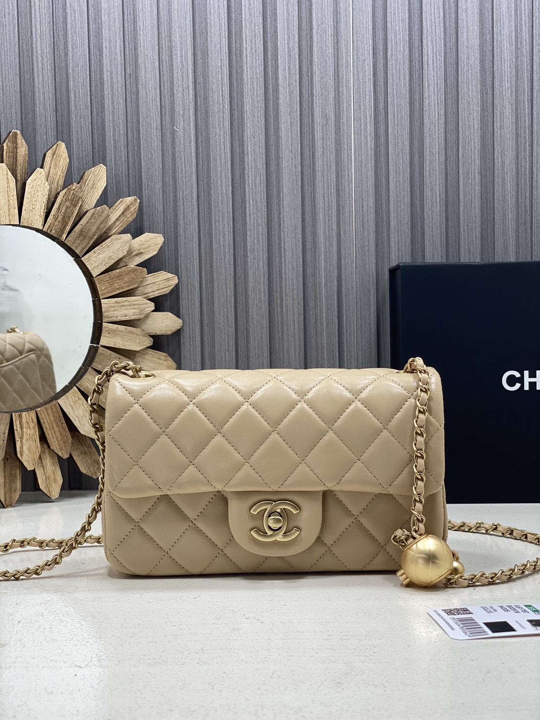 ORI หนังแท้ | Chanel Classic Flap Bag กระเป๋าสะพายรุ่นคลาสสิก สายประดับบอลโลโก้สวยหรูอะไหล่สีทองสวยงาม