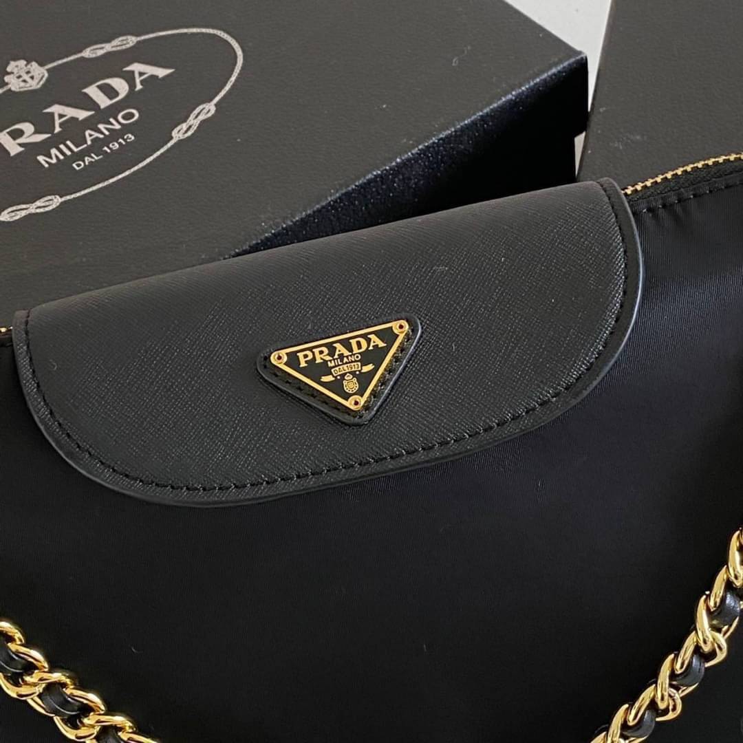 PRADA Tessuto Nylon Convertible Clutch Sling Bag / PRADA nylon crossbody bag เกรดใช้สลับใบจริง หนังแท้ ออริจินอล ใช้งานต่างประเทศได้ รุ่นในตำนานจริงๆ ค่ะ ณ ปัจจุบันยังสวยอยู่ และยังเป็นรุ่นนี้ลูกค้าเรียกร้องตลอดจริงๆ อะไหล่ โซ่เงาสวย
