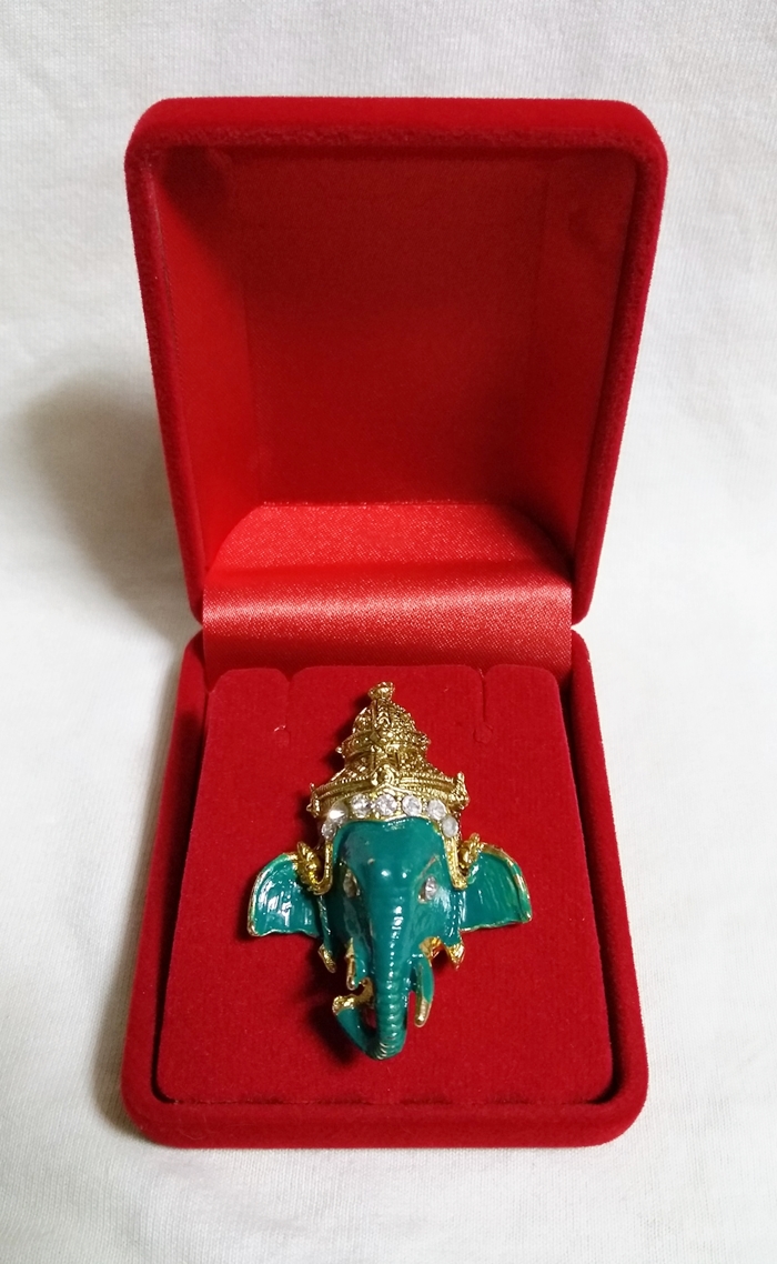 สินค้าหมดค่ะ เศียรพระพิฆเนศสีเขียวประดับพลอย(ตั้งบูชาหรือทำเป็นจี้ห้อยคอ)พร้อมกล่องกำมะหยี่ค่ะ